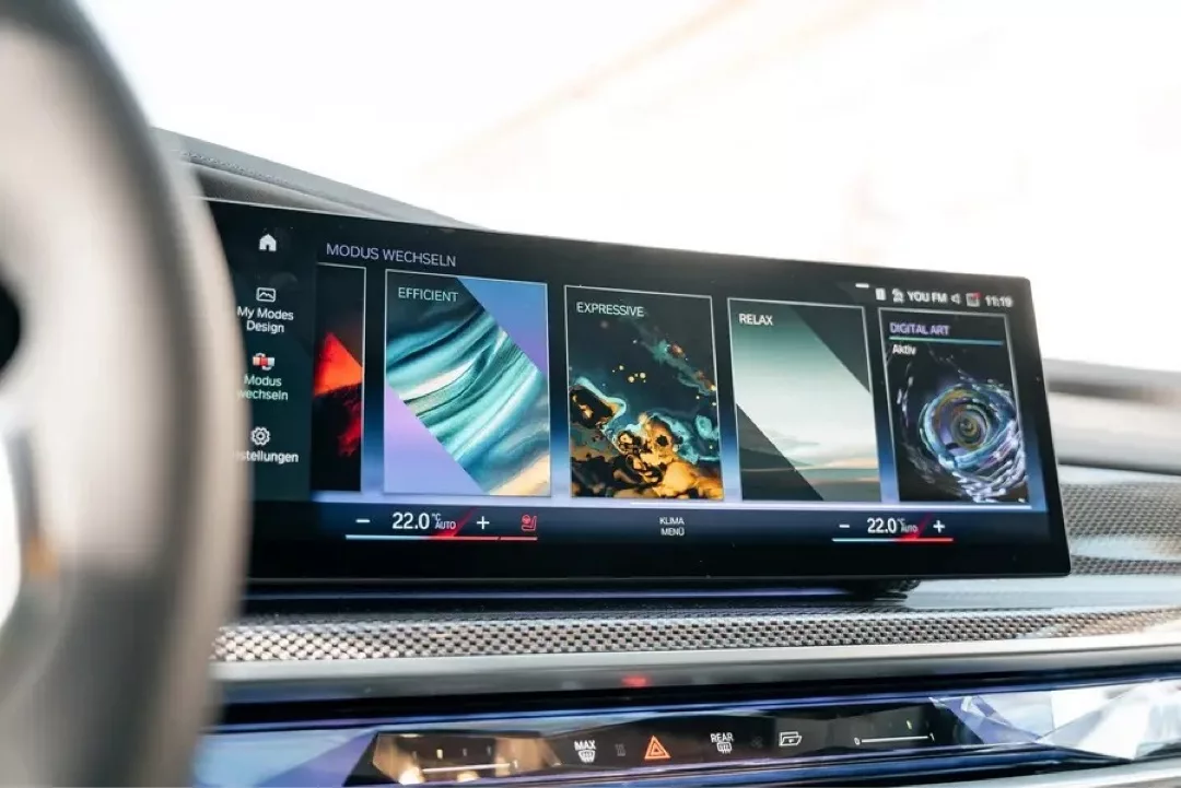 BMW 740d M xDrive mit luxuriösem, digitalem Cockpit-Display und Fahrmodusanzeige.
