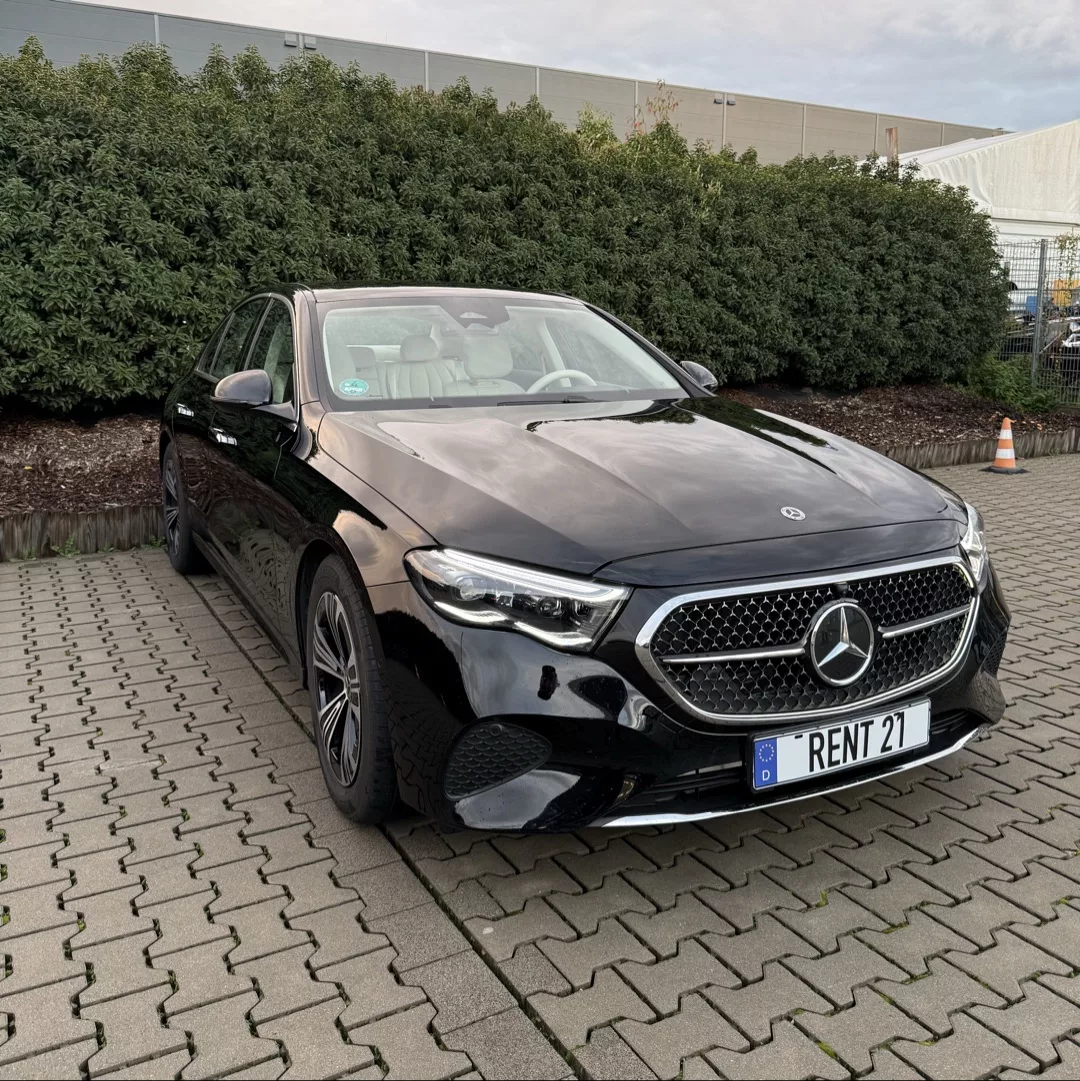 Mercedes-Benz E200 4MATIC in Schwarz, Frontansicht mieten