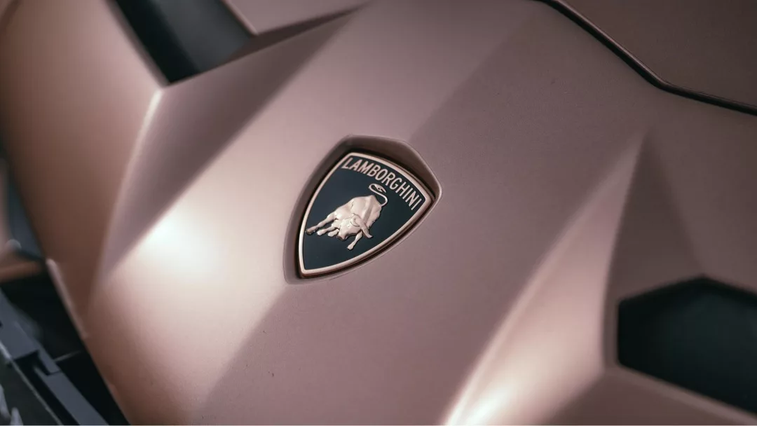 Lamborghini Aventador SVJ Roadster in Nahaufnahme mieten