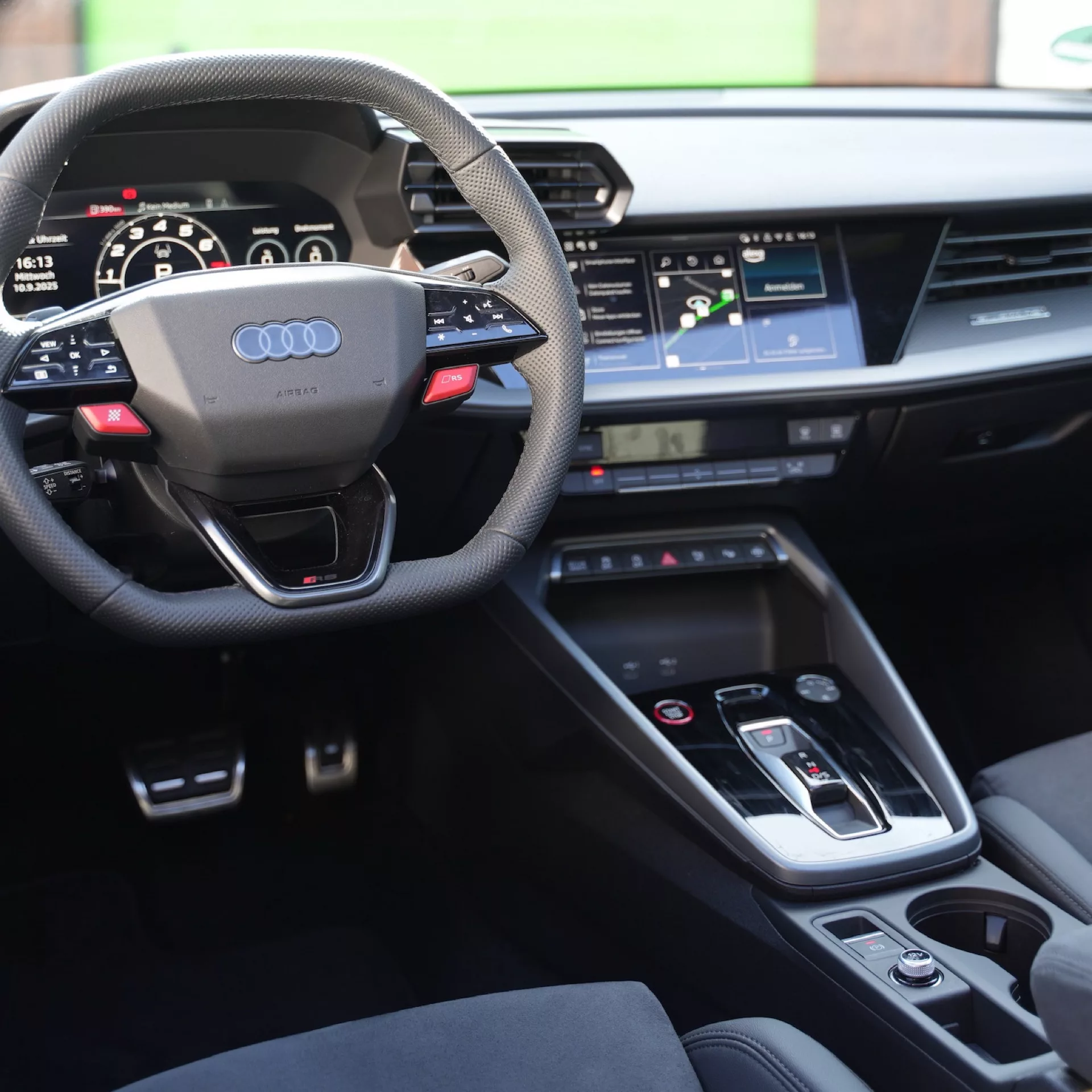 AUDI RS3 Facelift 2025 Innenraum mit moderner Technologie mieten.