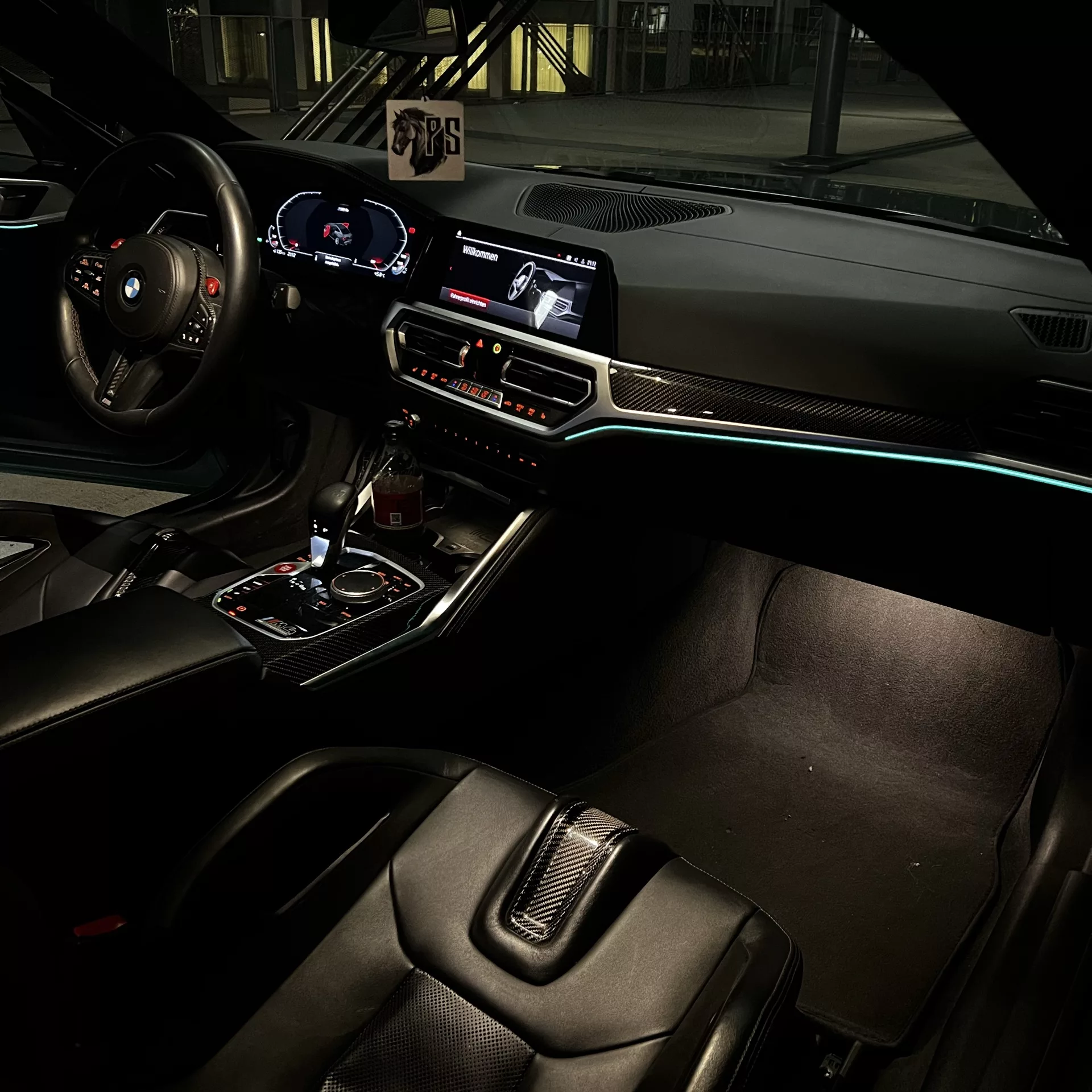 BMW M4 Competition Innenraum mit Ambientebeleuchtung mieten.