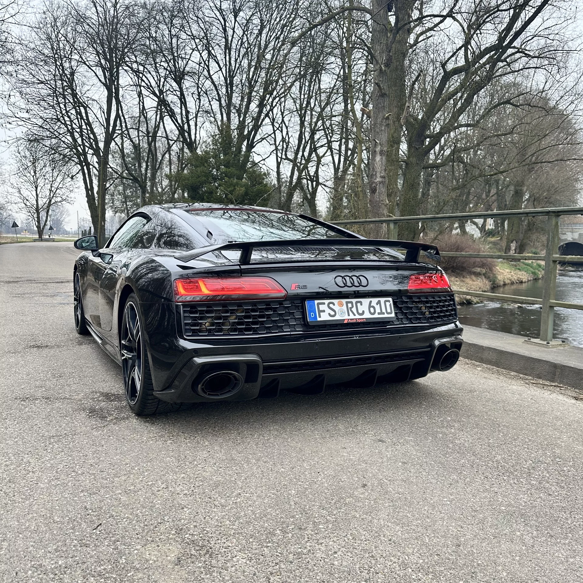 Audi R8 Performance Coupe in Schwarz von hinten mieten