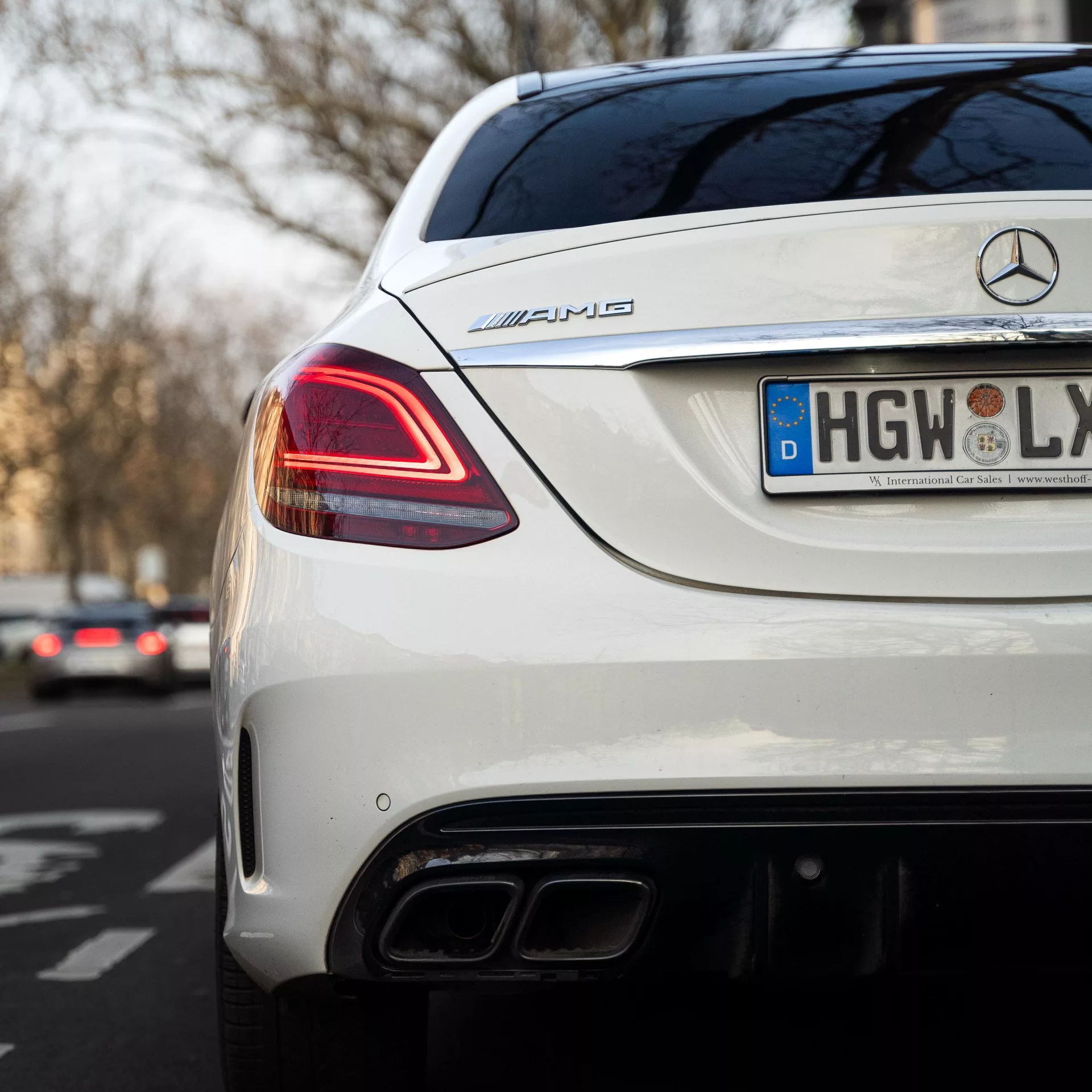 Mercedes C63s V8 BiTurbo Rückansicht in Weiß mieten.
