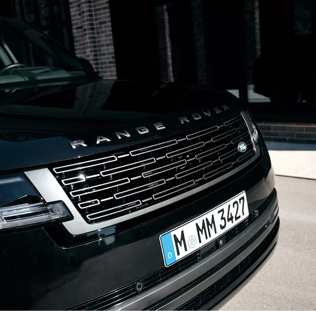 Range Rover Autobiography in Schwarz mieten - Frontansicht