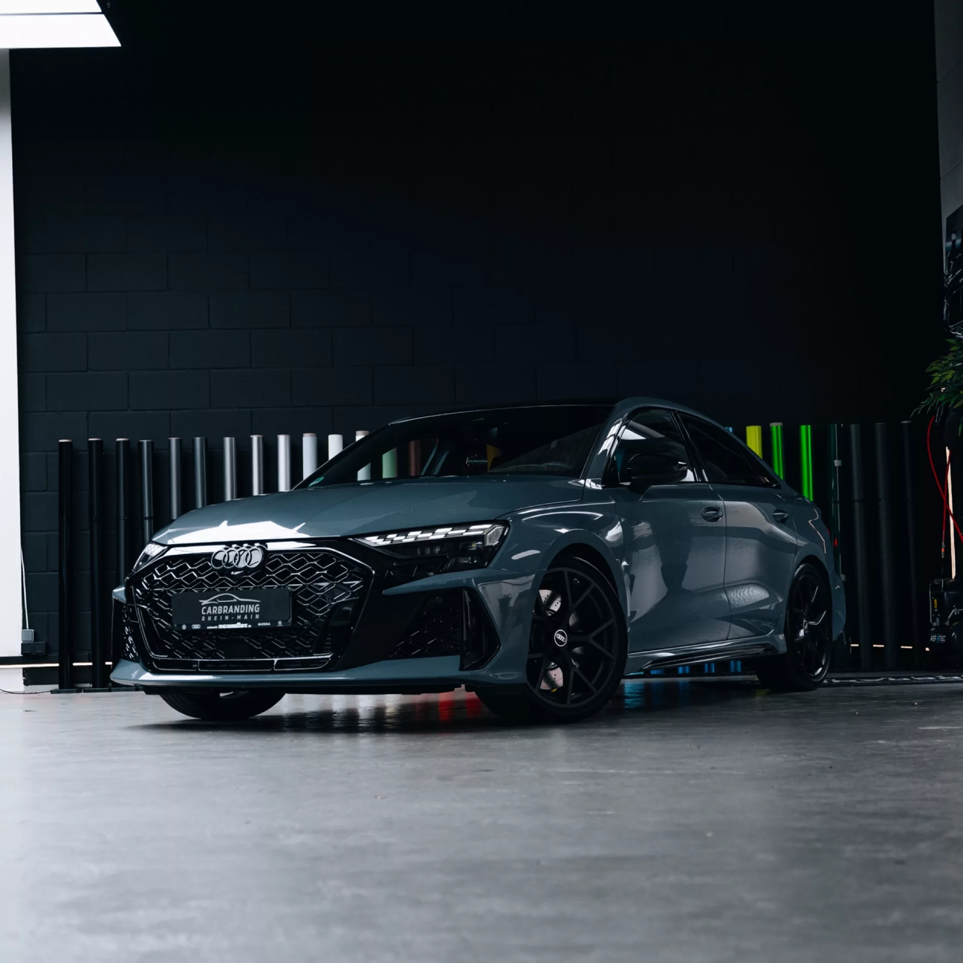 Audi RS3 Limousine 2025 Facelift in Grau mieten - Front- und Seitenansicht.