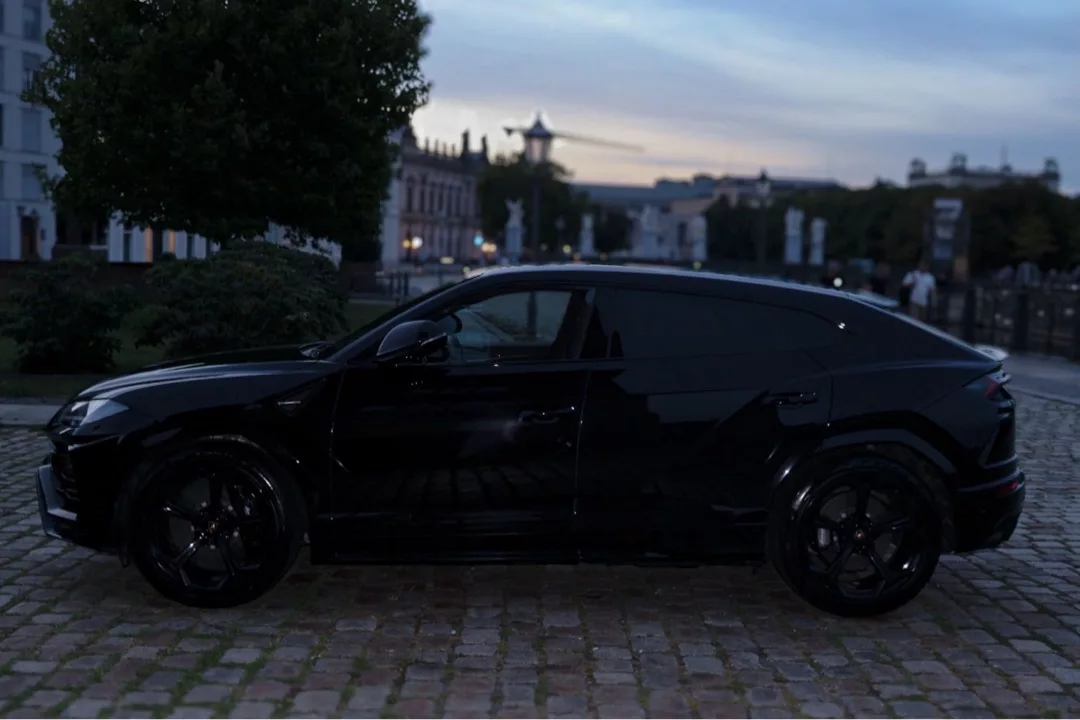 Lamborghini Urus V8 in Schwarz von der Seite mieten.