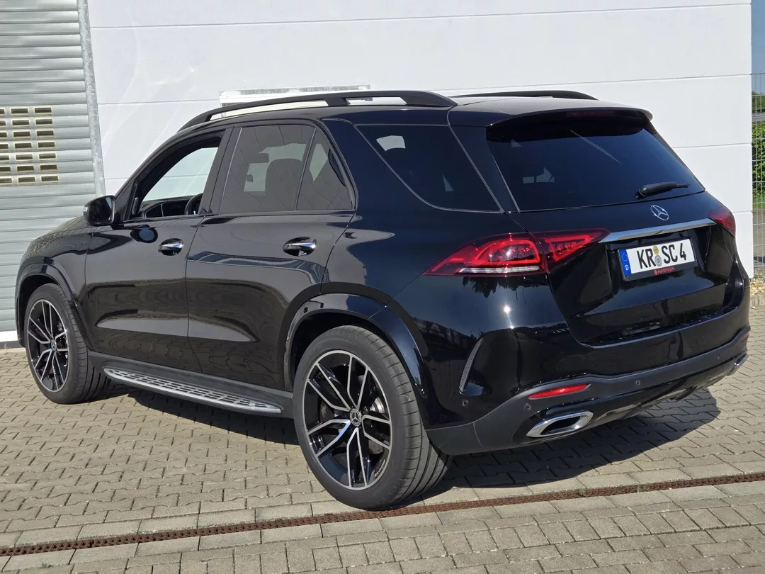 Mercedes GLE400d AMG 4Matic in Schwarz von hinten mieten