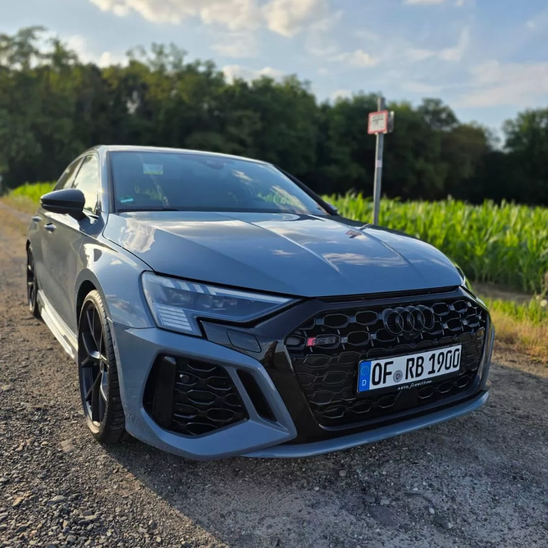 Audi RS3 in Grau von vorne auf ländlicher Straße mieten.