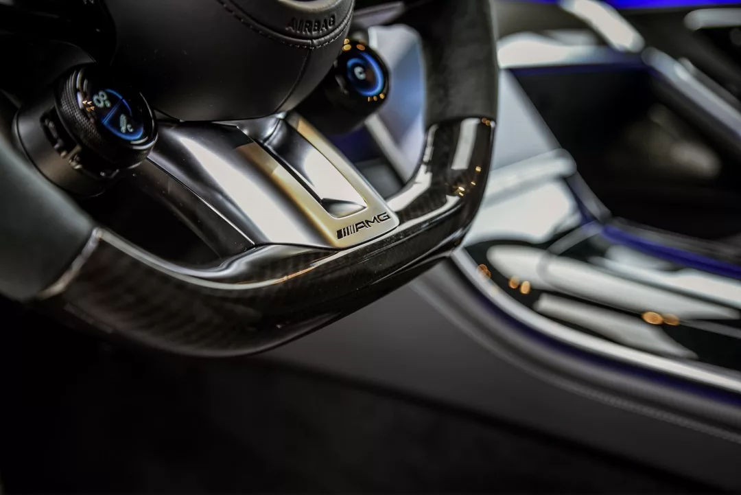 Mercedes-Benz S63 AMG Lenkrad-Detail mit Carbon-Akzenten mieten