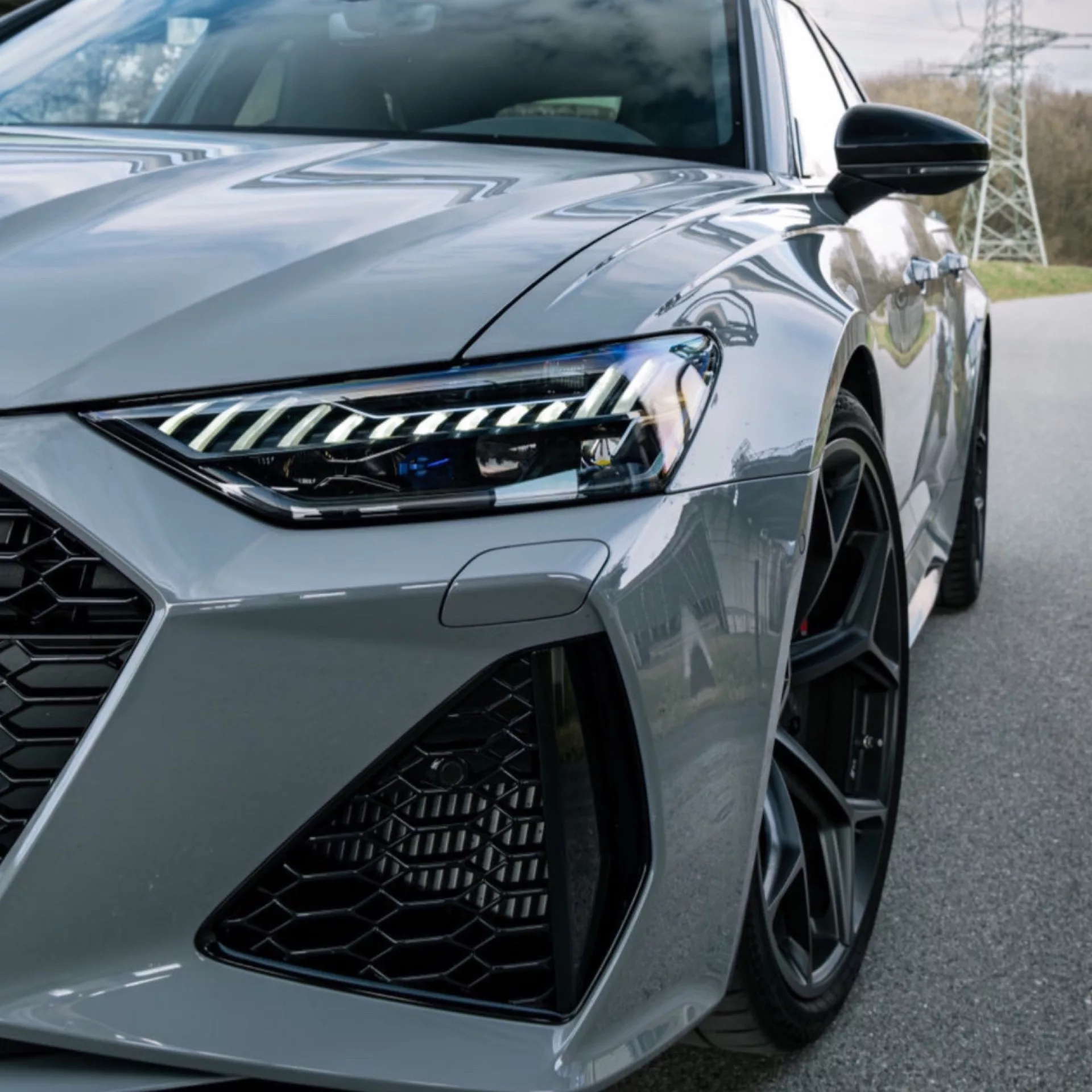 Audi RS6 Performance in Grau, Frontansicht mit Scheinwerferdetails mieten.