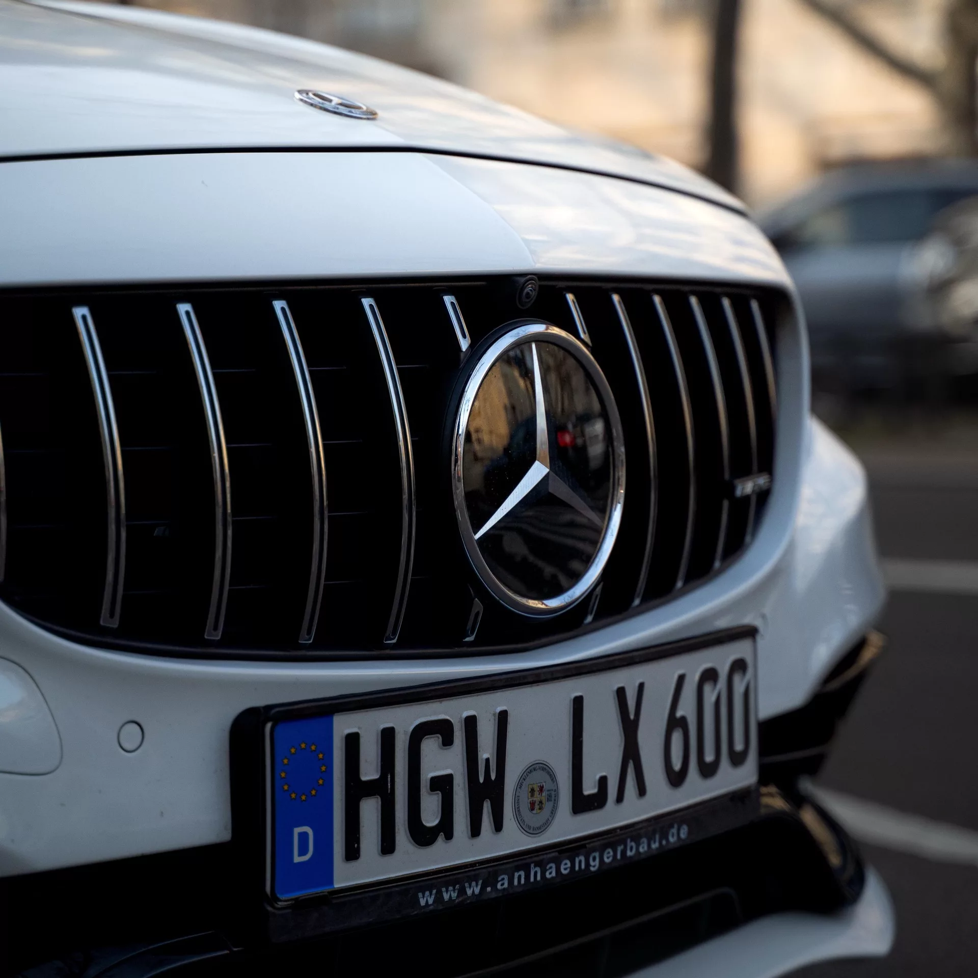 Mercedes C63s V8 BiTurbo Frontansicht Kühlergrill in Weiß mieten