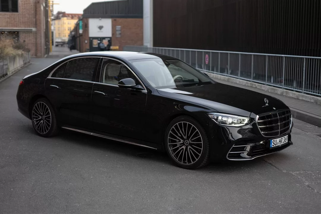 Mercedes Benz S-Klasse Limousine in Schwarz mieten.