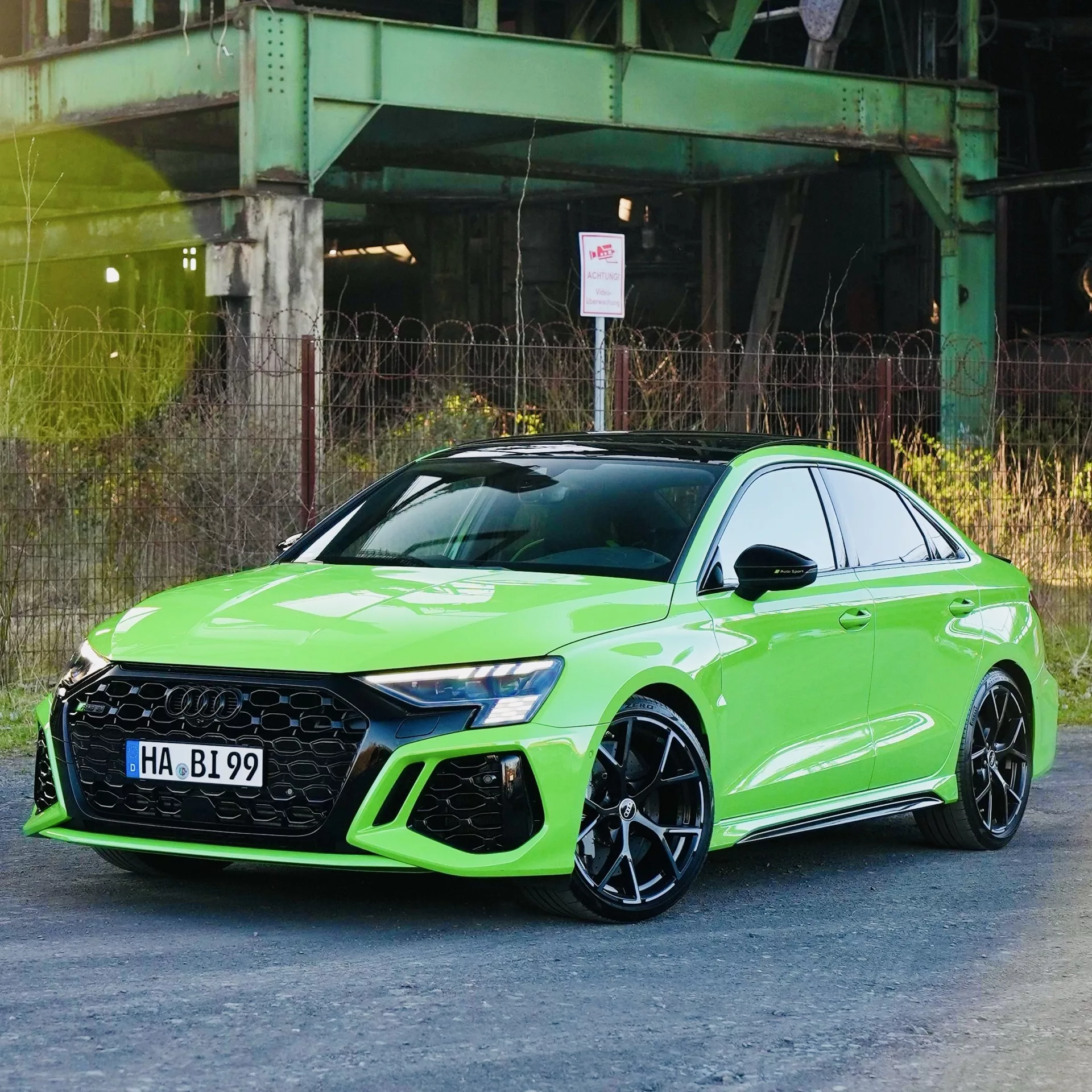 Audi RS3 Quattro in Grün von vorne mieten