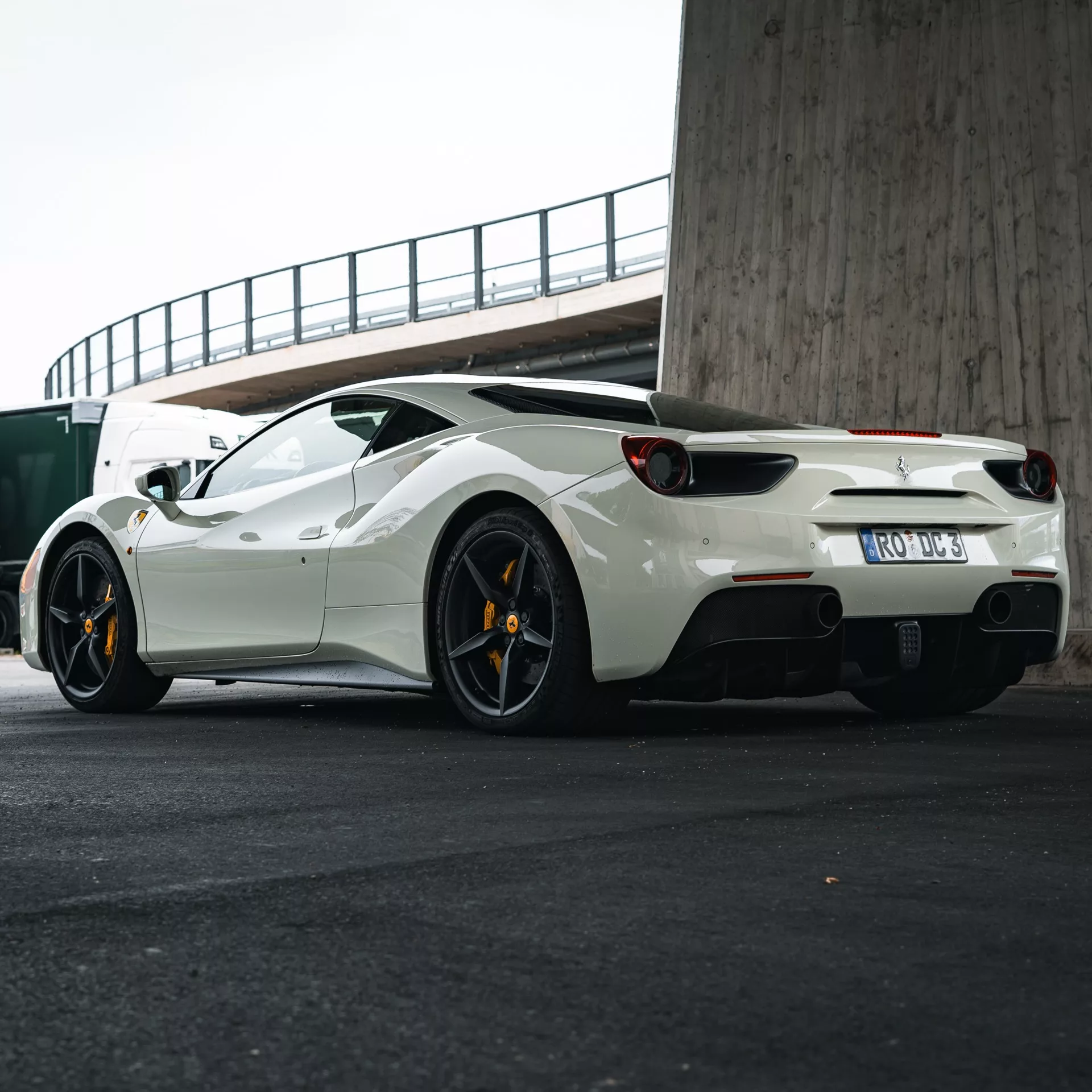 Ferrari 488 GTB in Weiß von hinten mieten.