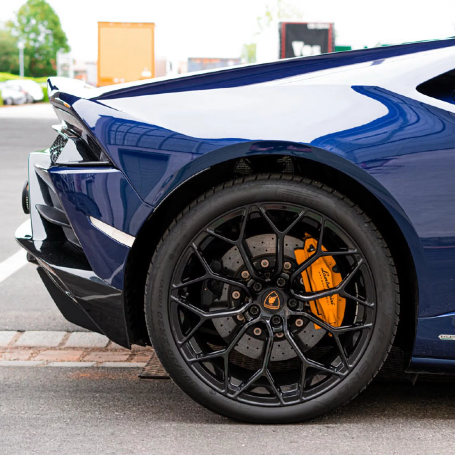 Lamborghini Huracan EVO in Blau, Nahaufnahme der Felge mieten