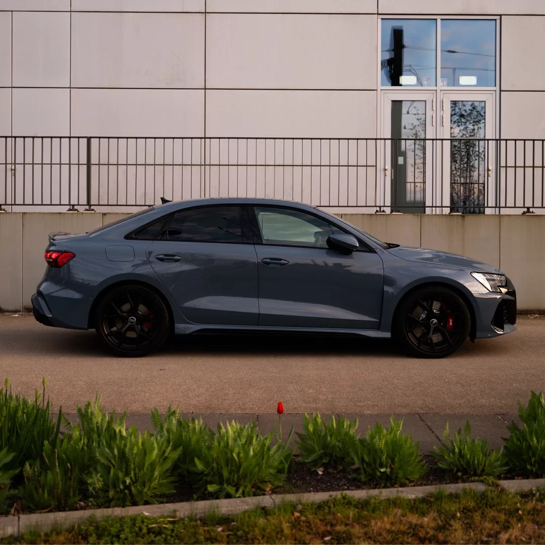 Audi RS3 Facelift Limousine in Grau, Seitenansicht mieten