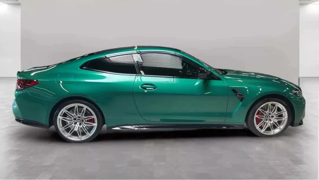 BMW M4 Competition xDrive in Grün von der Seite mieten.