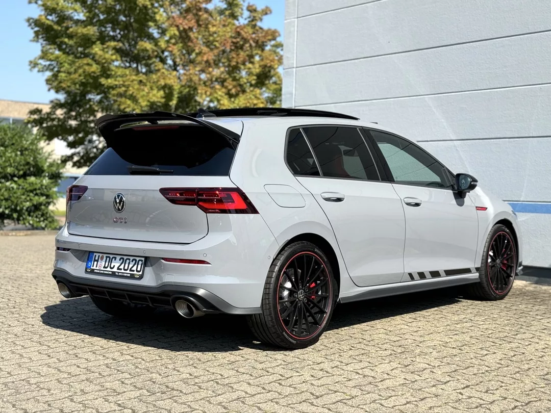 VW Golf 8 GTI Clubsport Akrapovic in Silber von hinten mieten