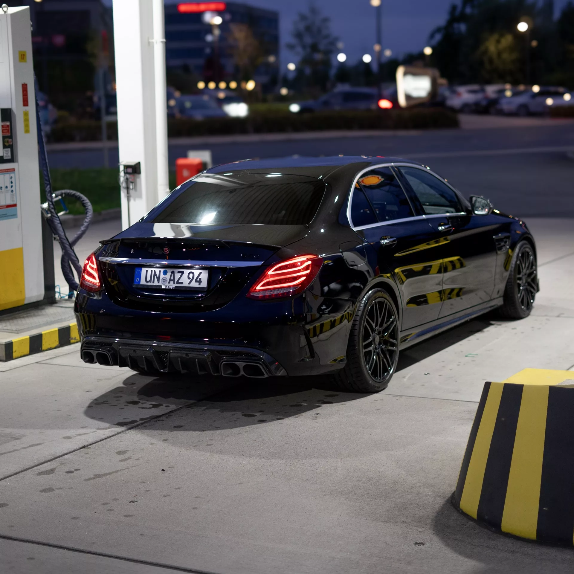BRABUS B650 in Schwarz an Tankstelle von hinten mieten.