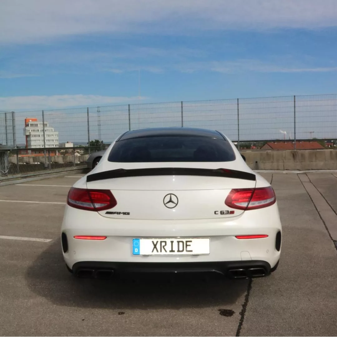 Mercedes C63 AMG in Weiß von hinten mieten
