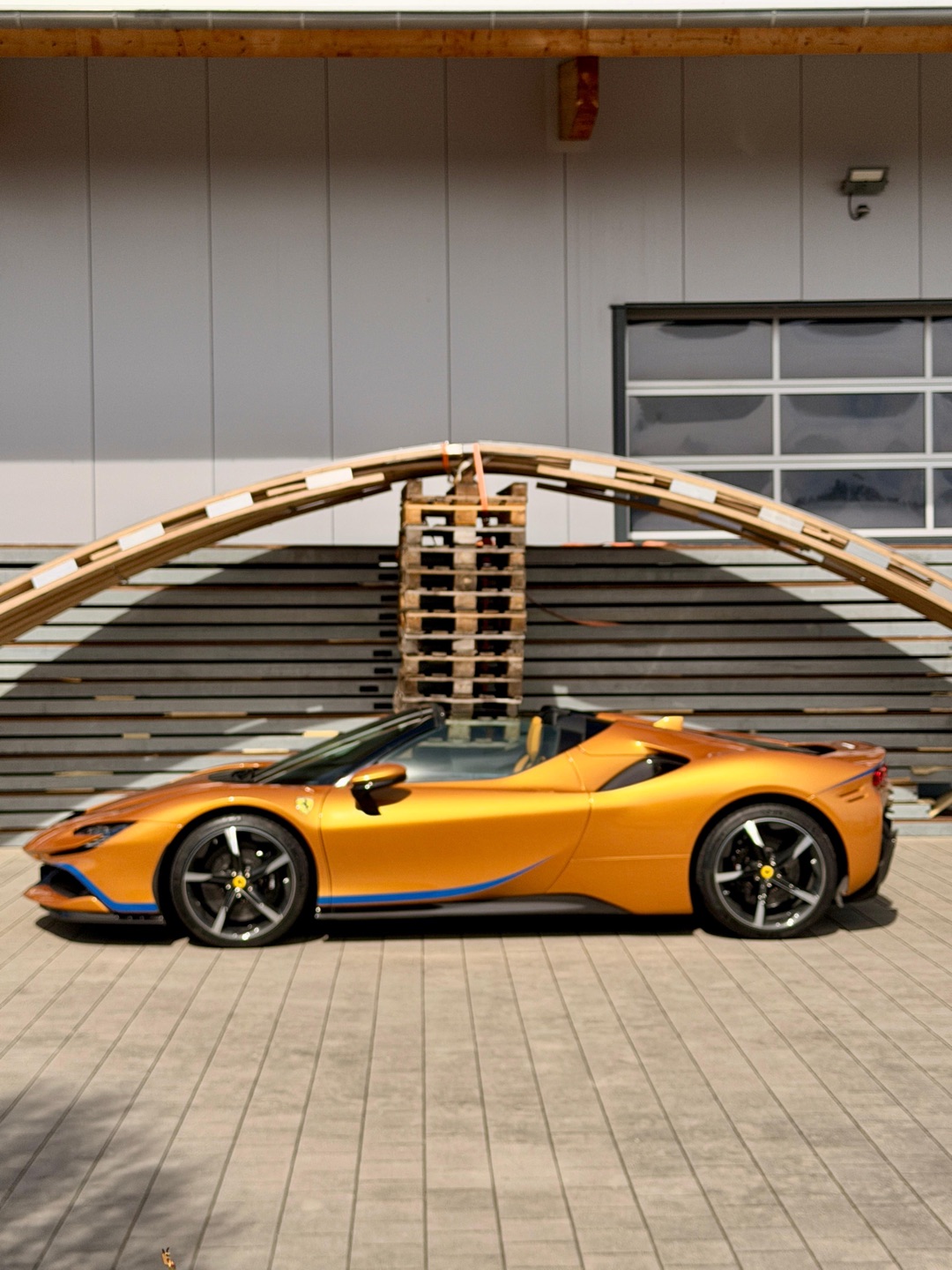 2025 Ferrari null Seitenansicht links - Mieten in Klosterlechfeld