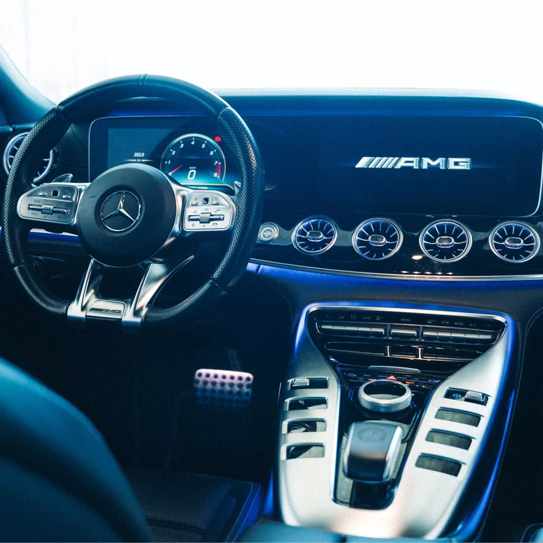 Mercedes AMG GT63s Cockpit mit Hightech-Elementen mieten