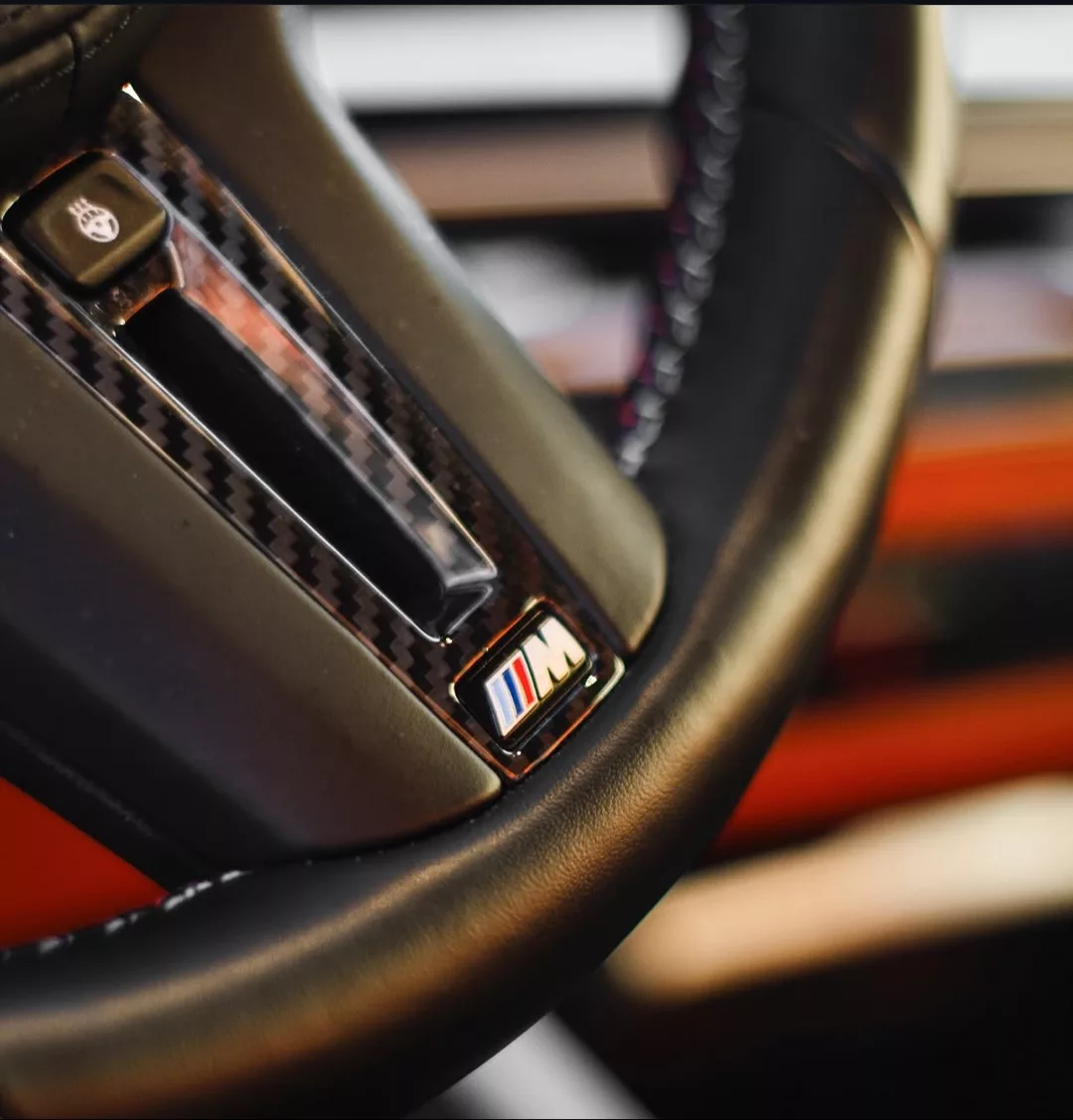 BMW M4 Competition Lenkrad mit M-Logo mieten