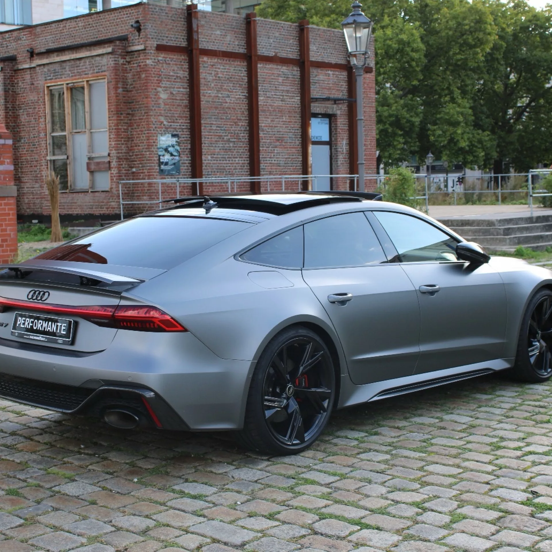 Audi RS7 Sportback in Grau von schräg hinten mieten