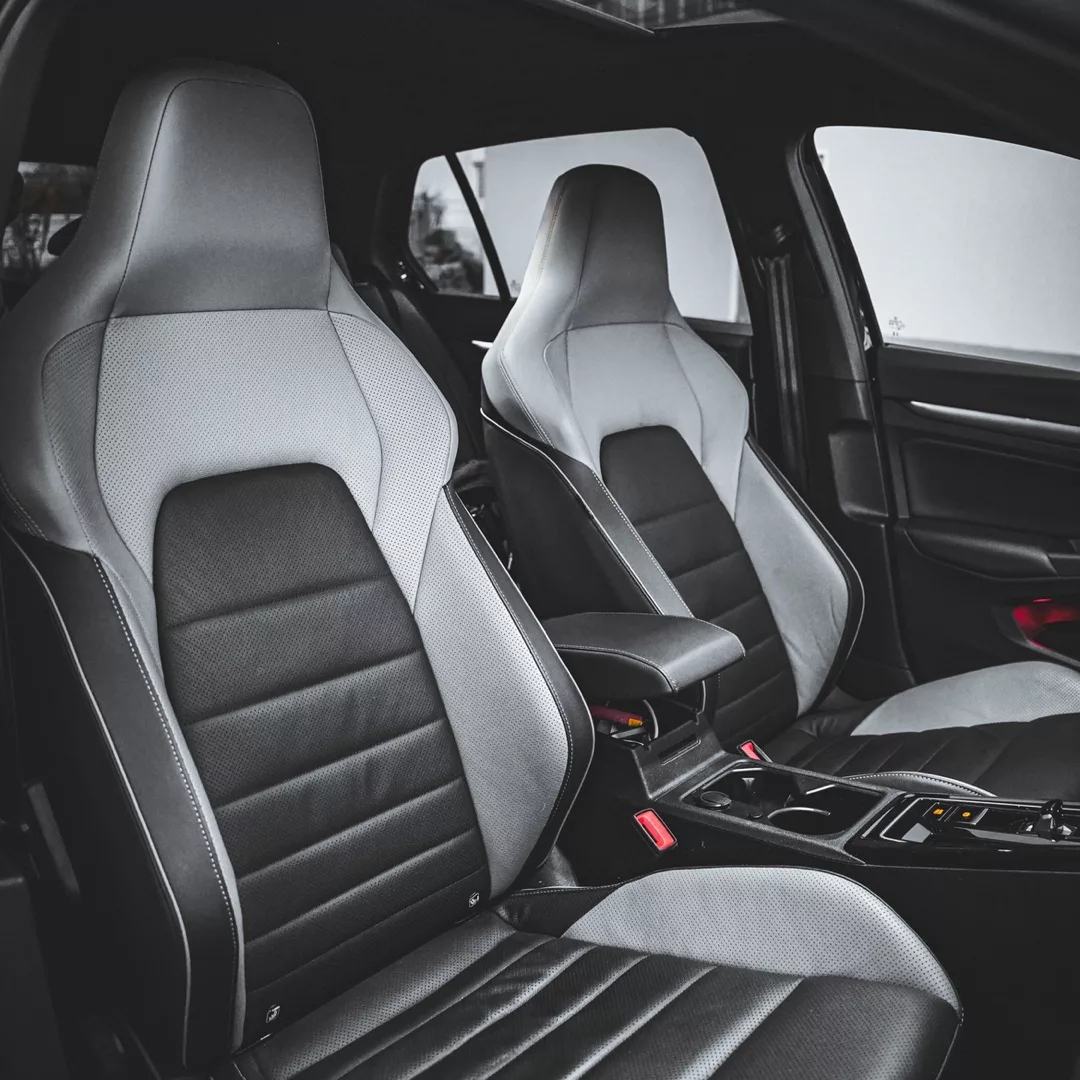 VW Golf 8 GTD Innenraum mit modernen Sportsitzen.