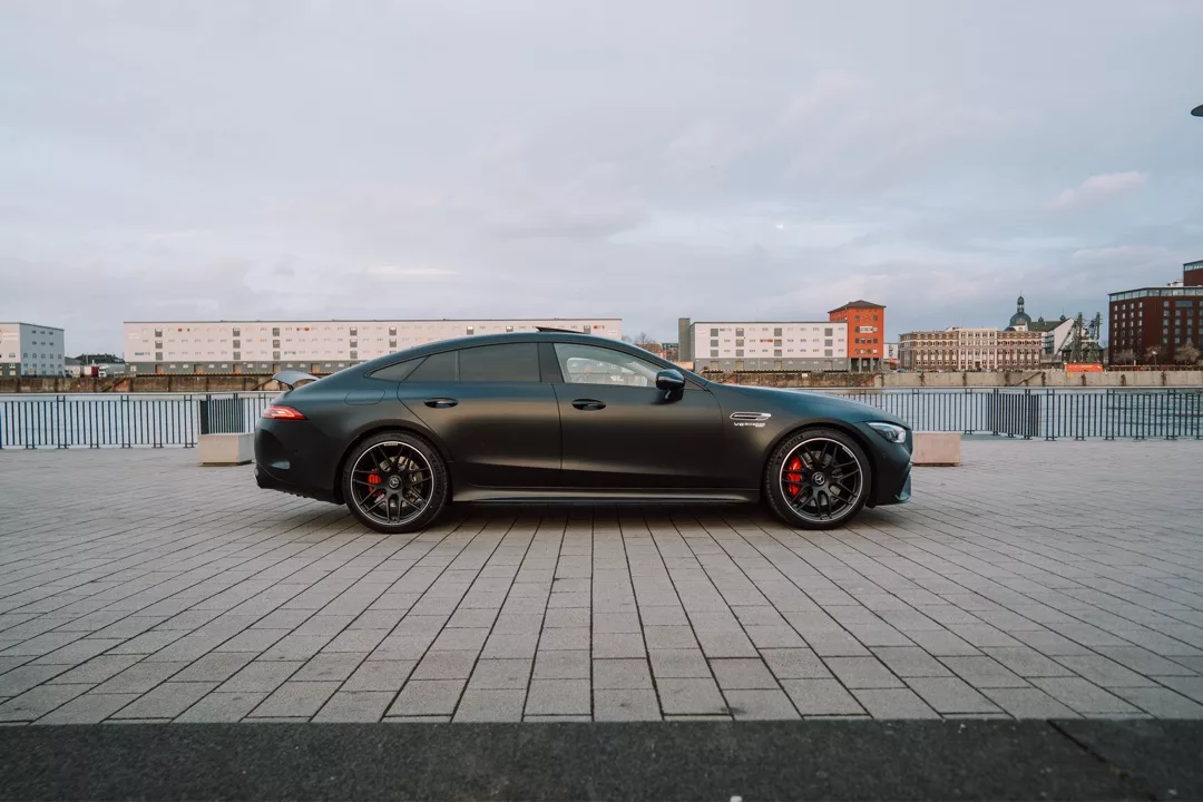 Mercedes-AMG GT 63 in Mattschwarz von der Seite mieten.