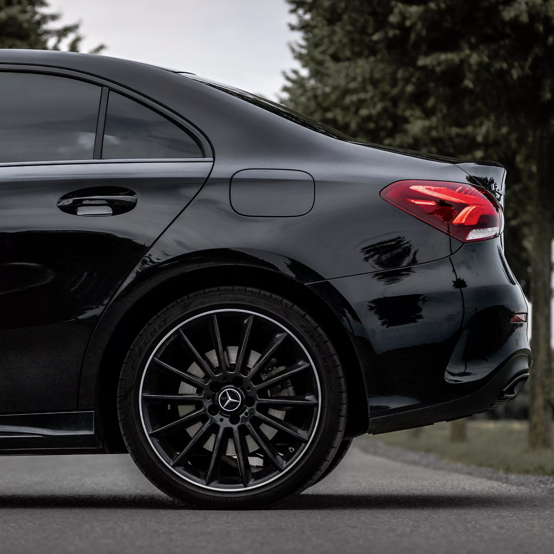 Mercedes-Benz A250e Edition in Schwarz, Rückansicht mieten.