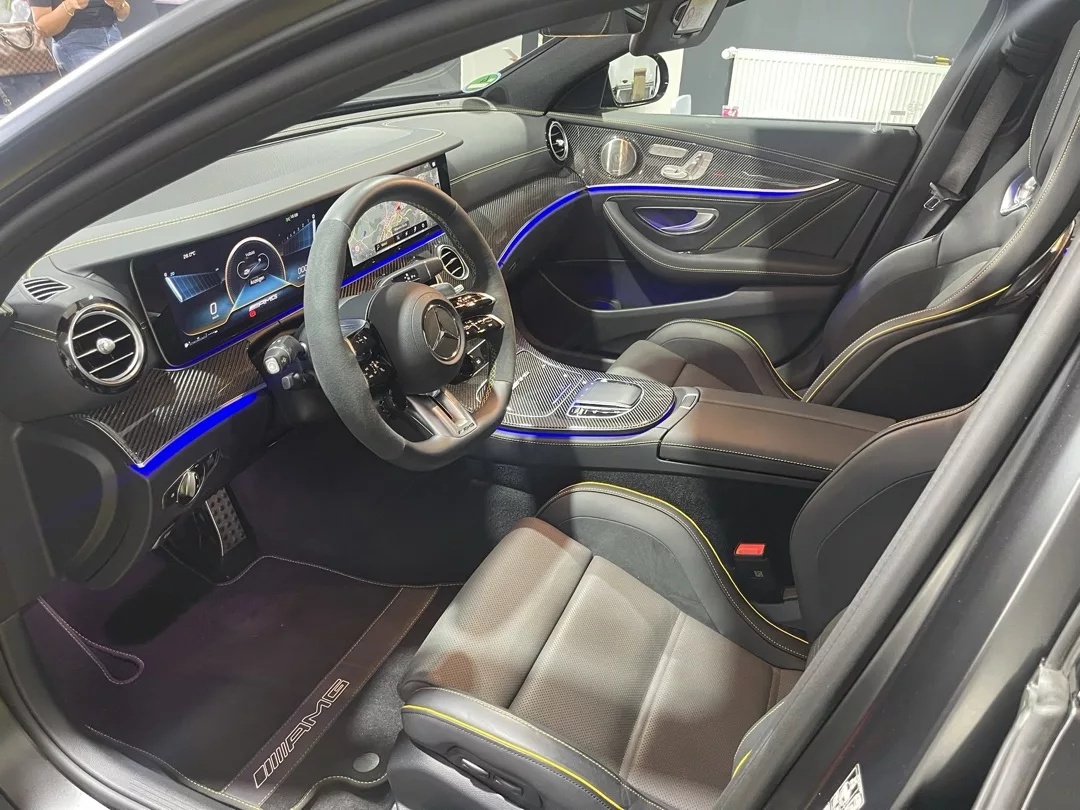 Mercedes E63s Final Edition Innenraum mit Ambientebeleuchtung mieten