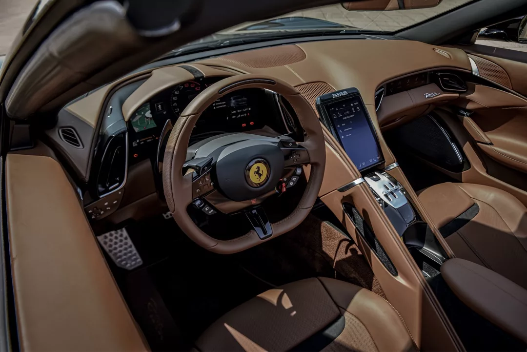 Ferrari Roma Spider 2025 Cockpit mit Ledersitzen mieten