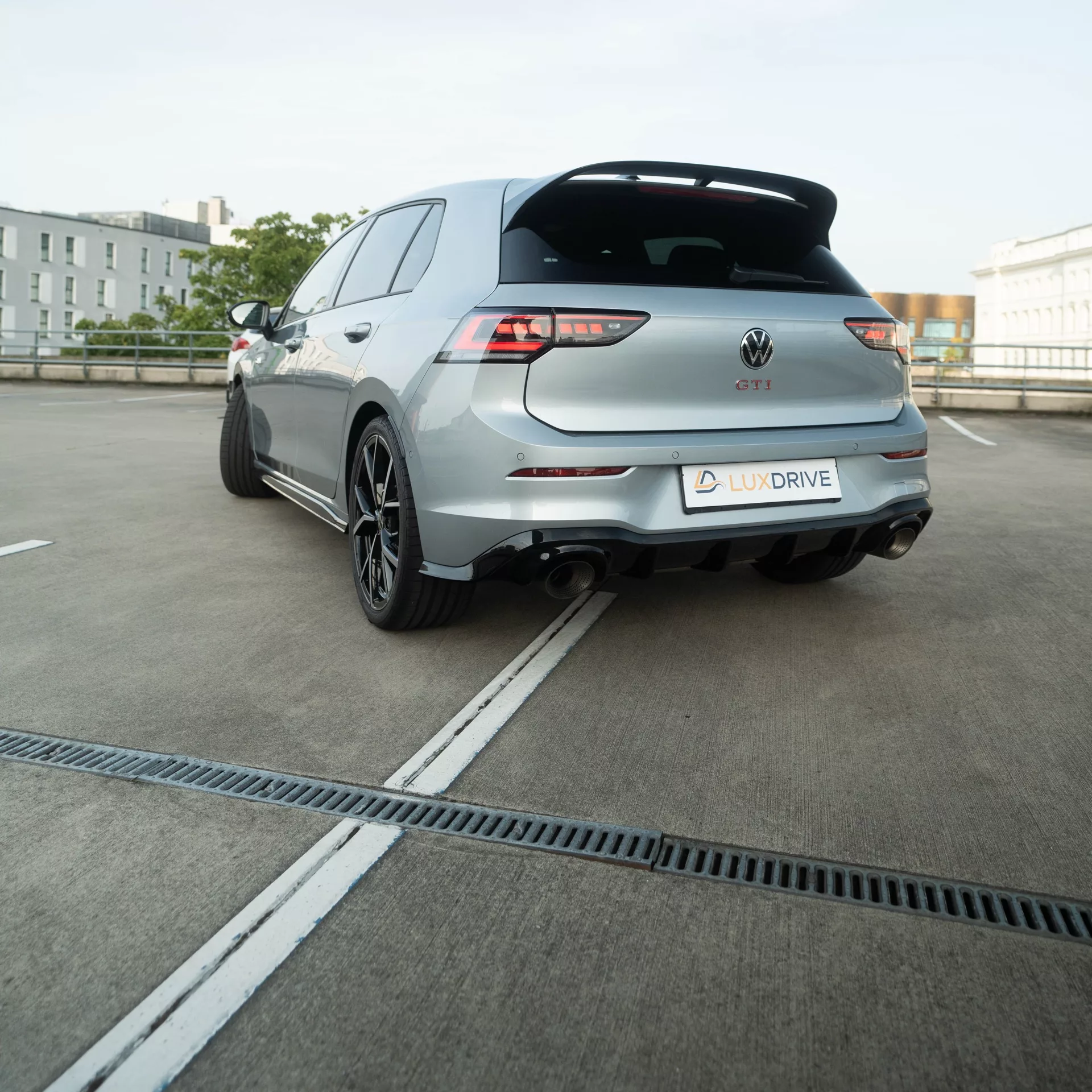 VW Golf GTI Clubsport Facelift 2025 in Silber von hinten mieten