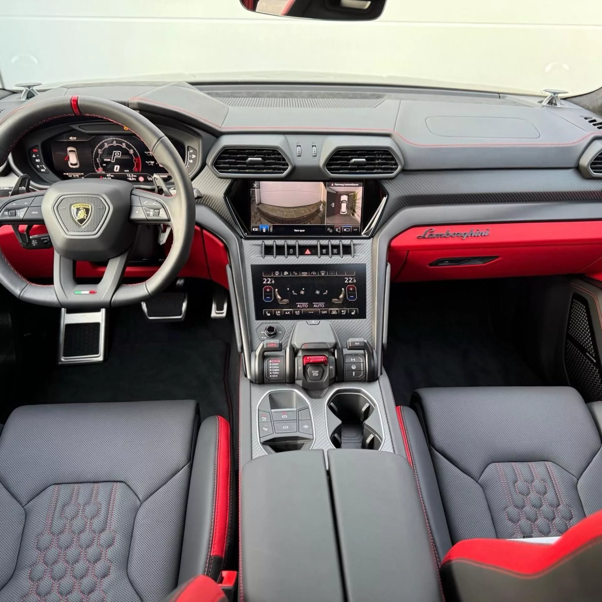 Lamborghini Urus D Interieur mit roten Akzenten mieten.