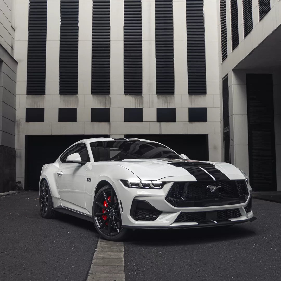 Ford Mustang GT (2024) in Weiß mit schwarzen Streifen von vorne mieten