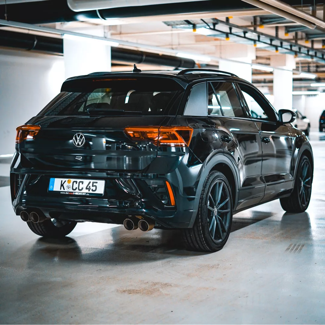 VW T-Roc R in Tiefgarage, Ansicht von hinten rechts.
