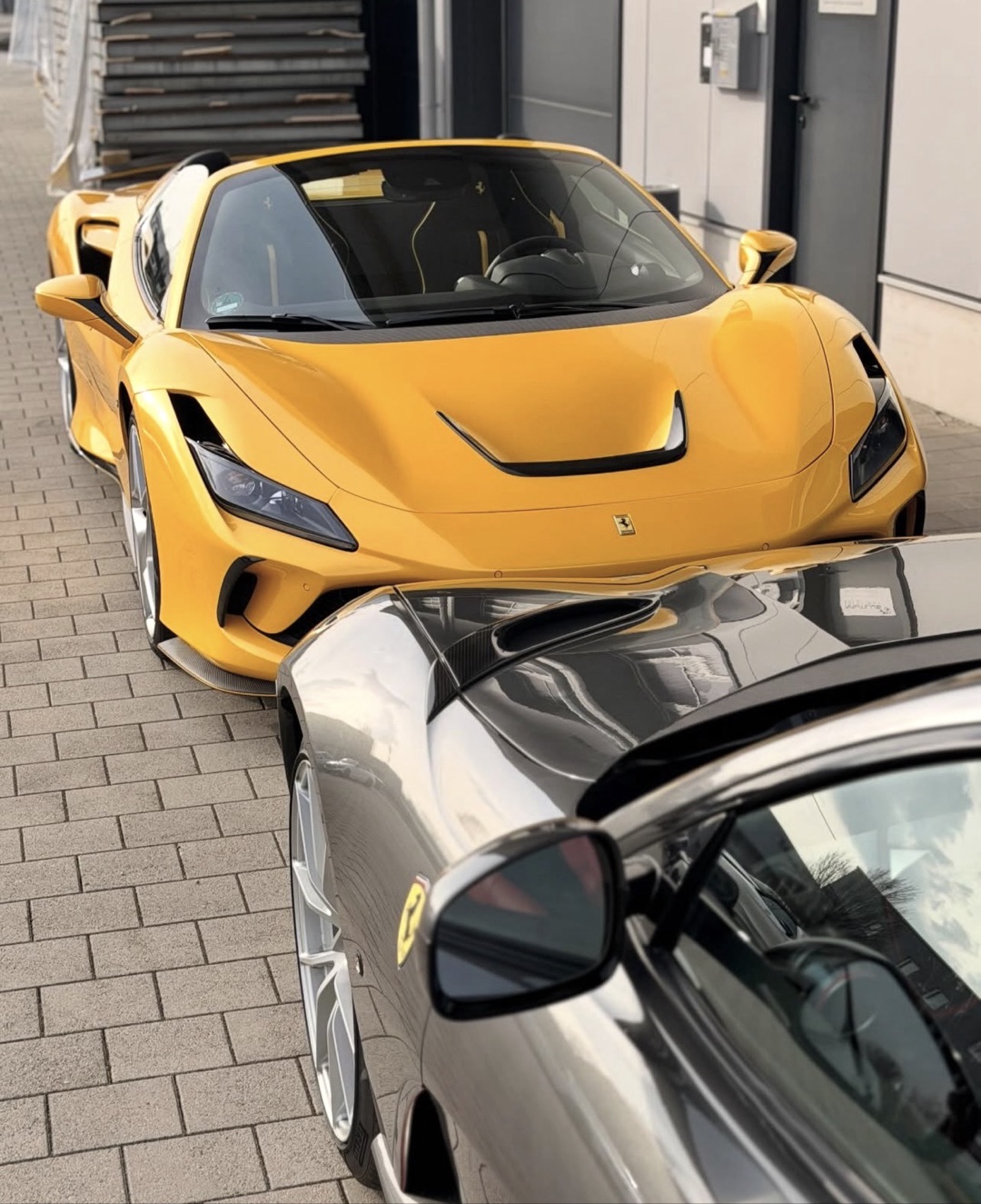 2023 Ferrari null Seitenansicht links - Mieten in Klosterlechfeld