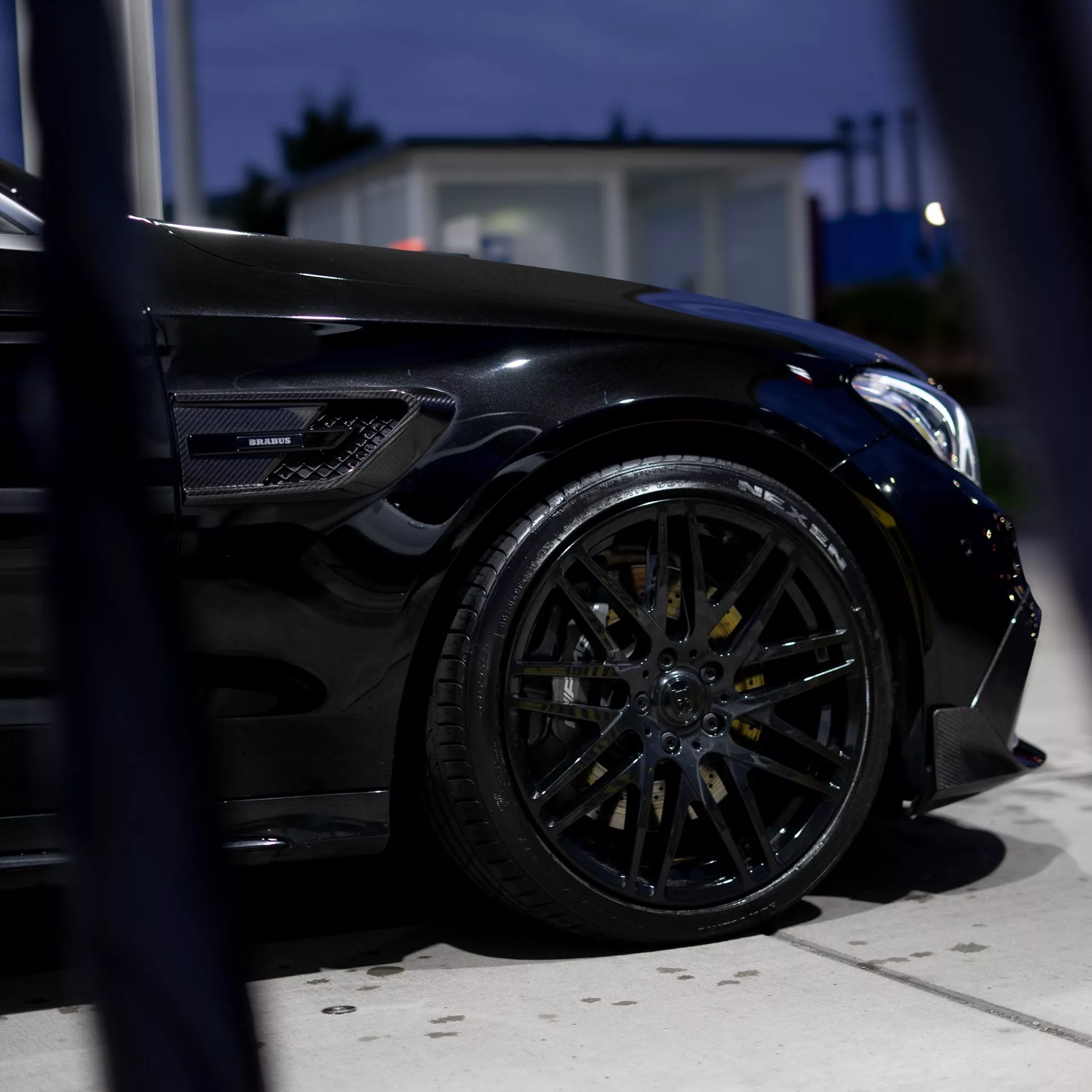 BRABUS B650 in Schwarz Seitenansicht bei Nacht mieten