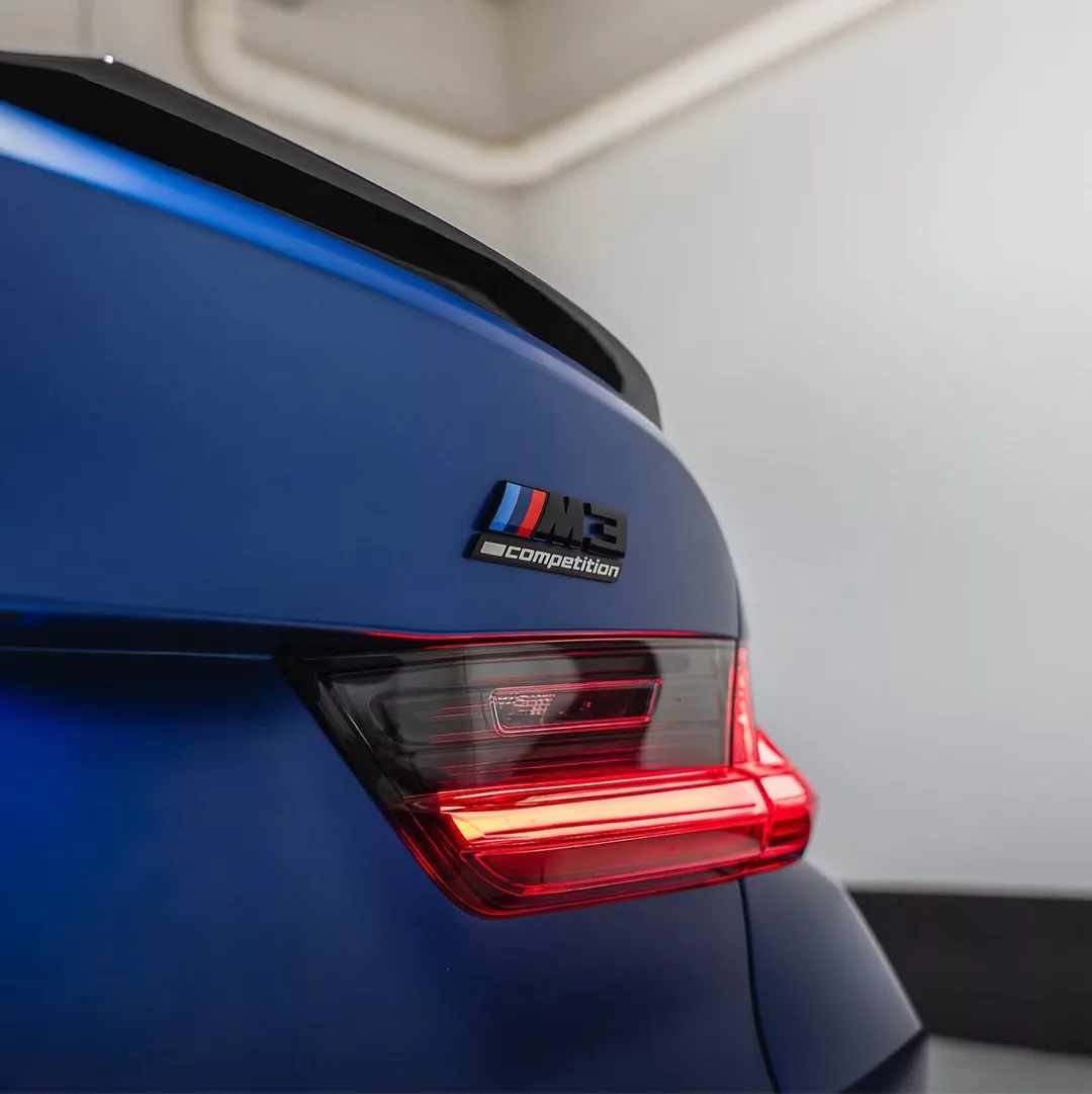 BMW M3 Competition in Blau mieten - Rücklicht Detailansicht.