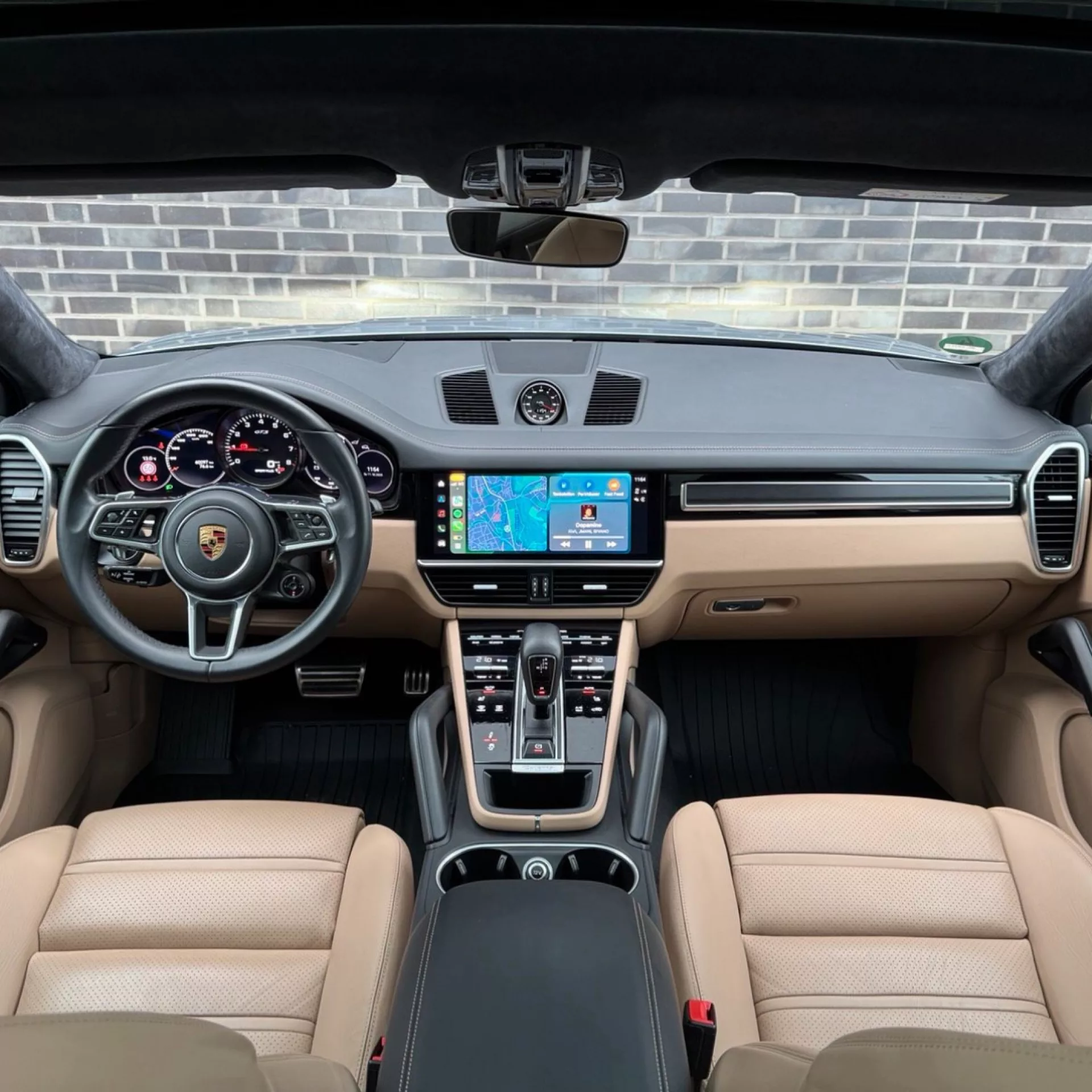 Porsche Cayenne GTS Coupe V8 Biturbo Innenraum in Beige mieten.