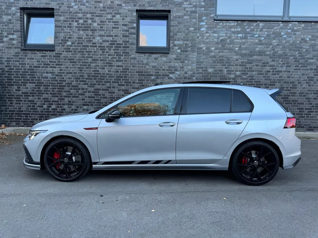 VW Golf 8 GTI Clubsport in Silber von der Seite mieten