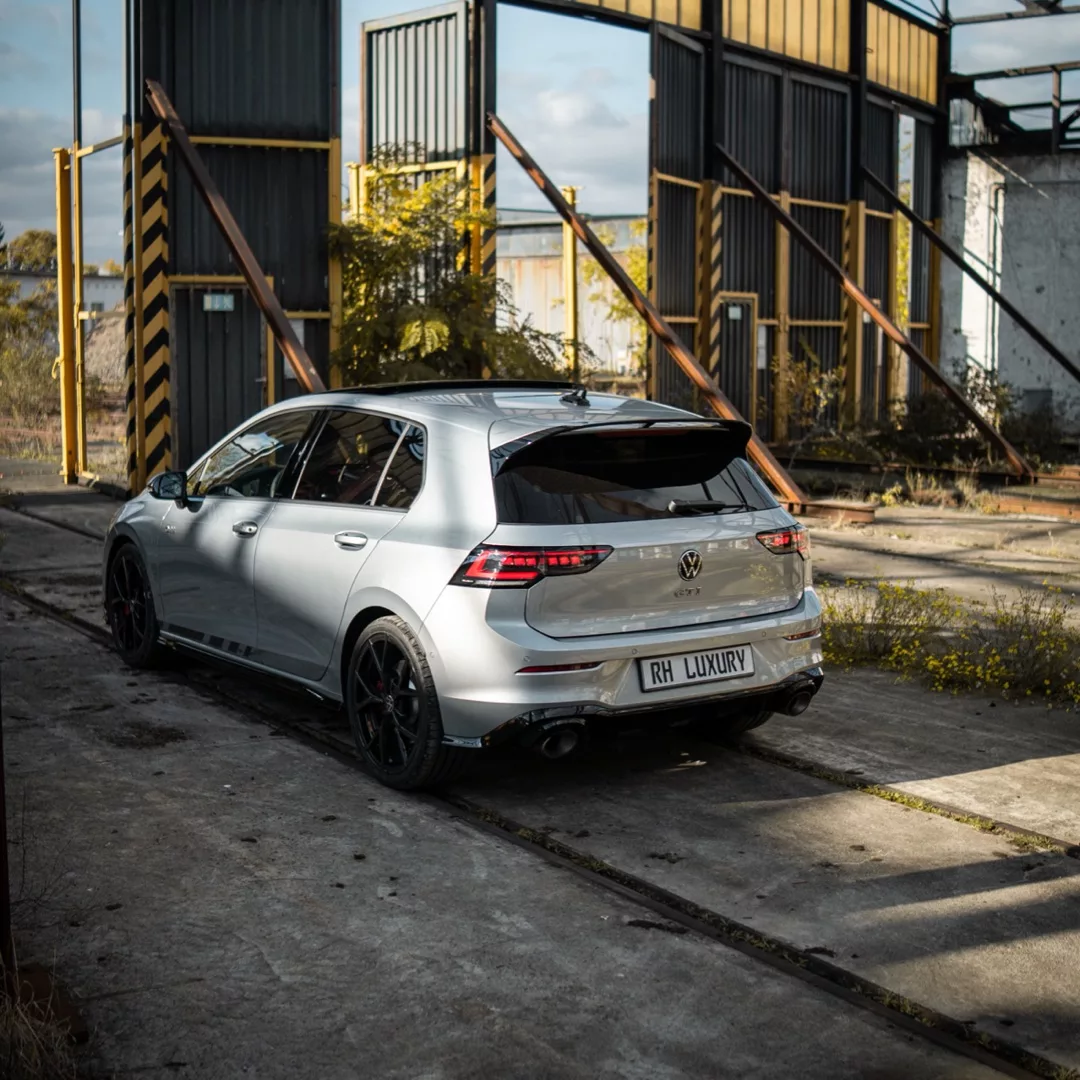 Golf 8 GTI CS in Silber von hinten mieten