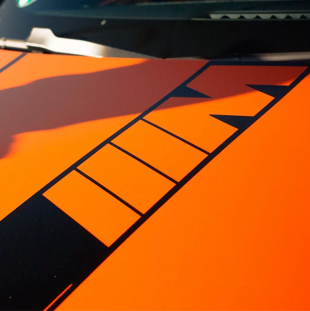 BMW M4 Competition in Orange von oben mieten