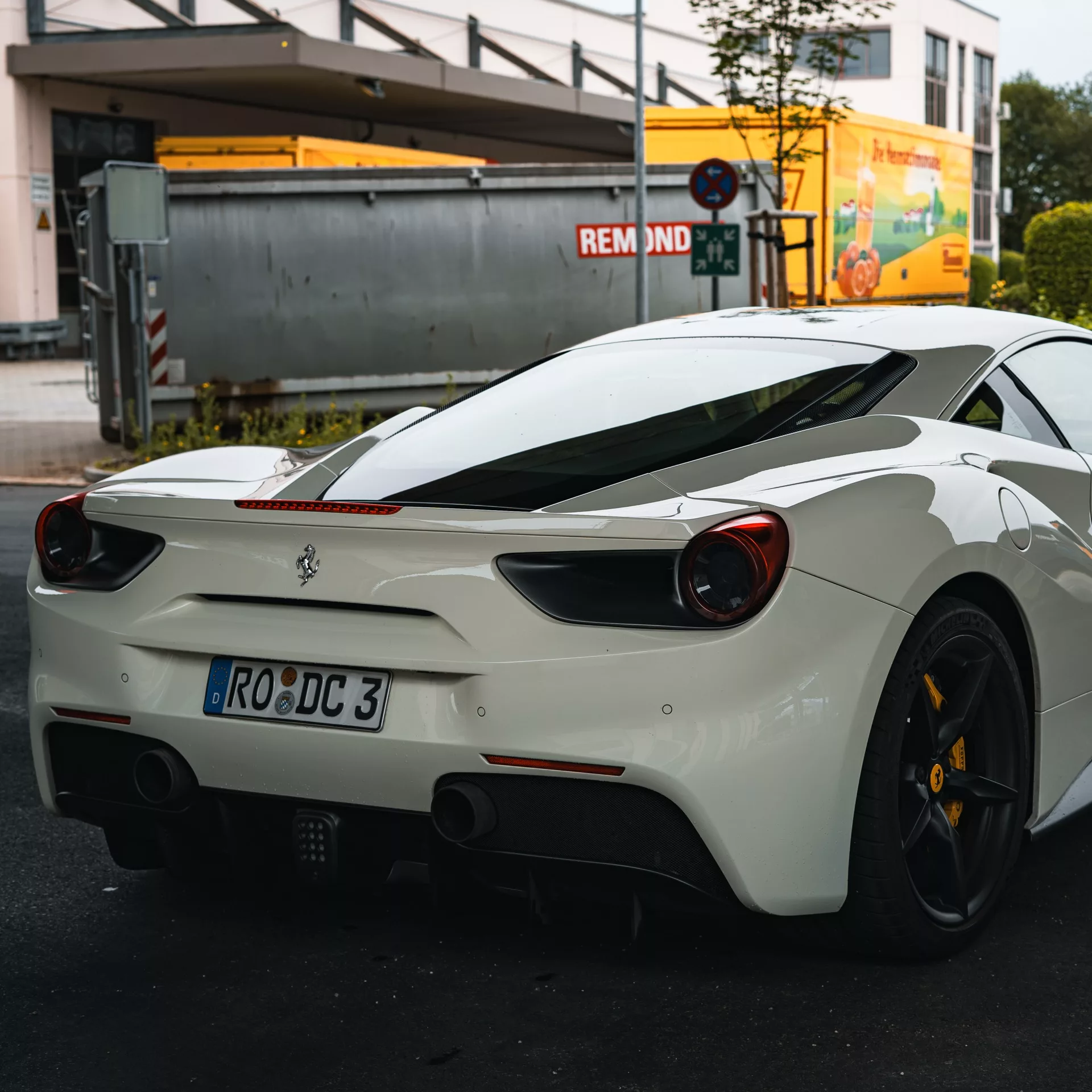 Ferrari 488 GTB in Weiß, Heckansicht mieten.