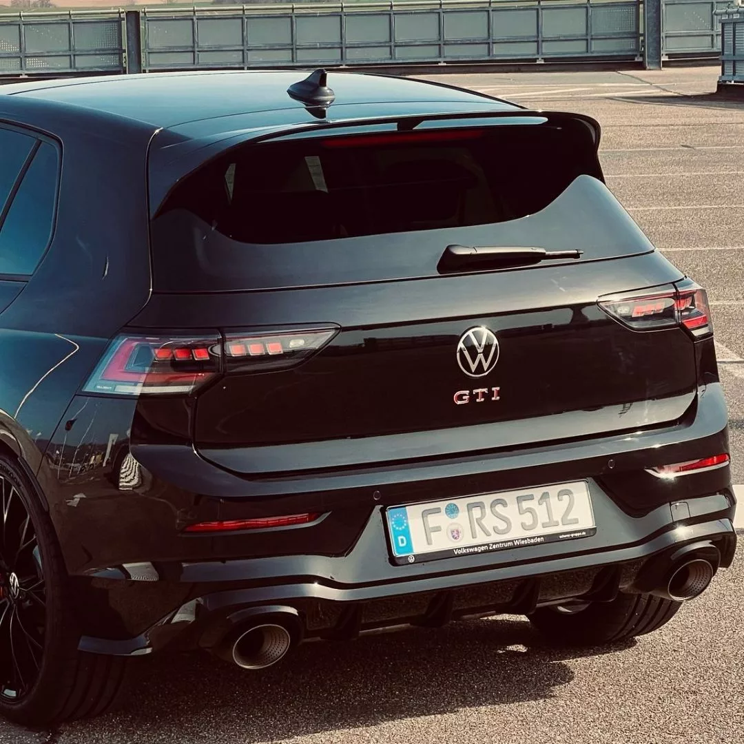 VW GOLF 8 GTI CLUBSPORT AKRAPOVIC in Schwarz von hinten mieten