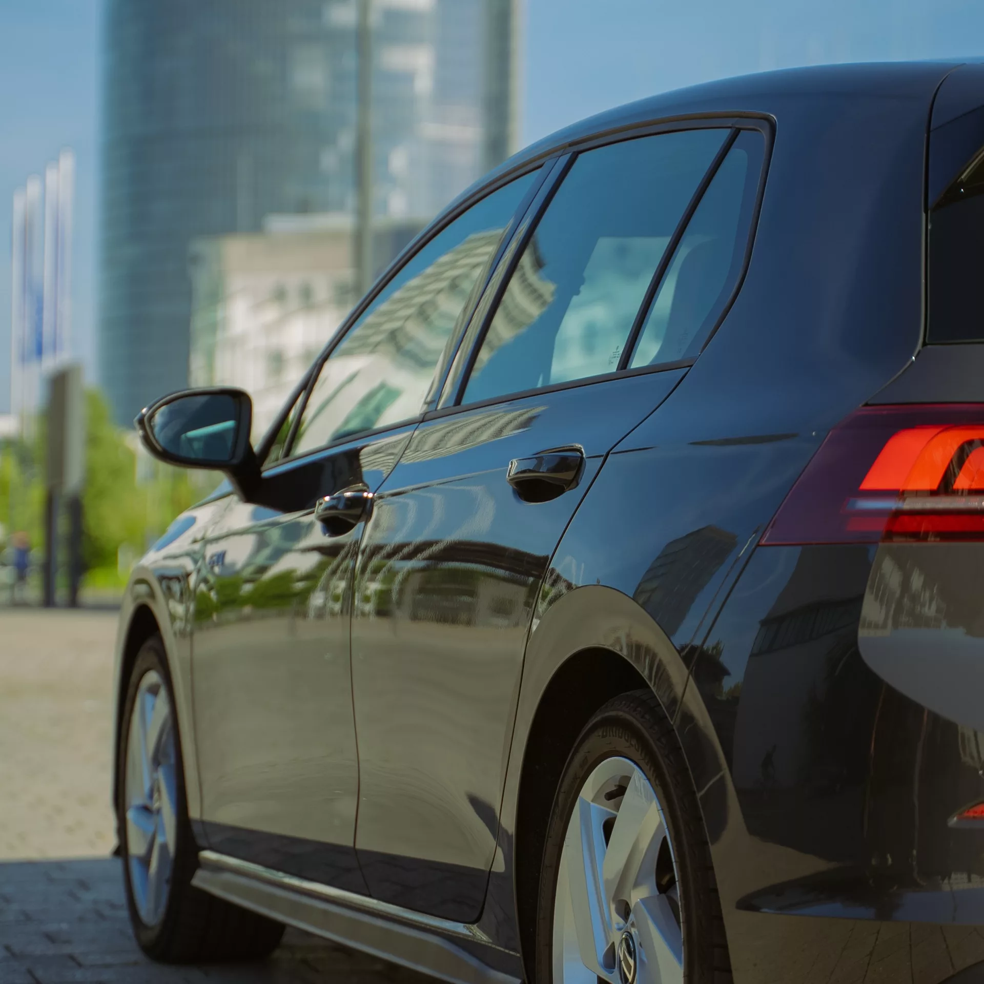 VW Golf 8 GTI in Schwarz von der Seite mieten.