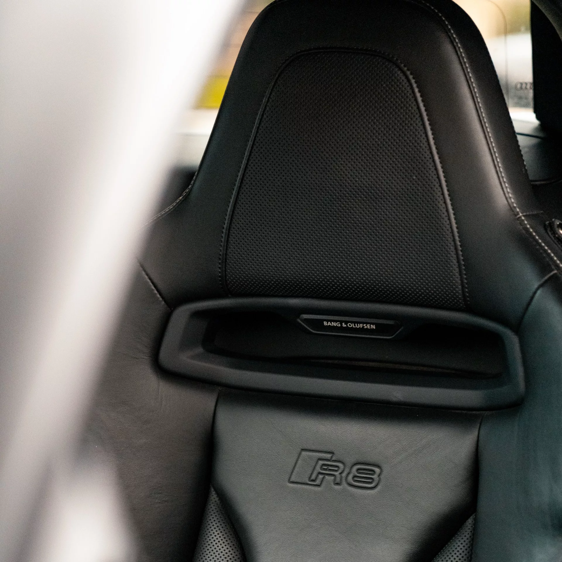 Audi R8 Spyder Rücksitz mit Leder in Nahaufnahme mieten.