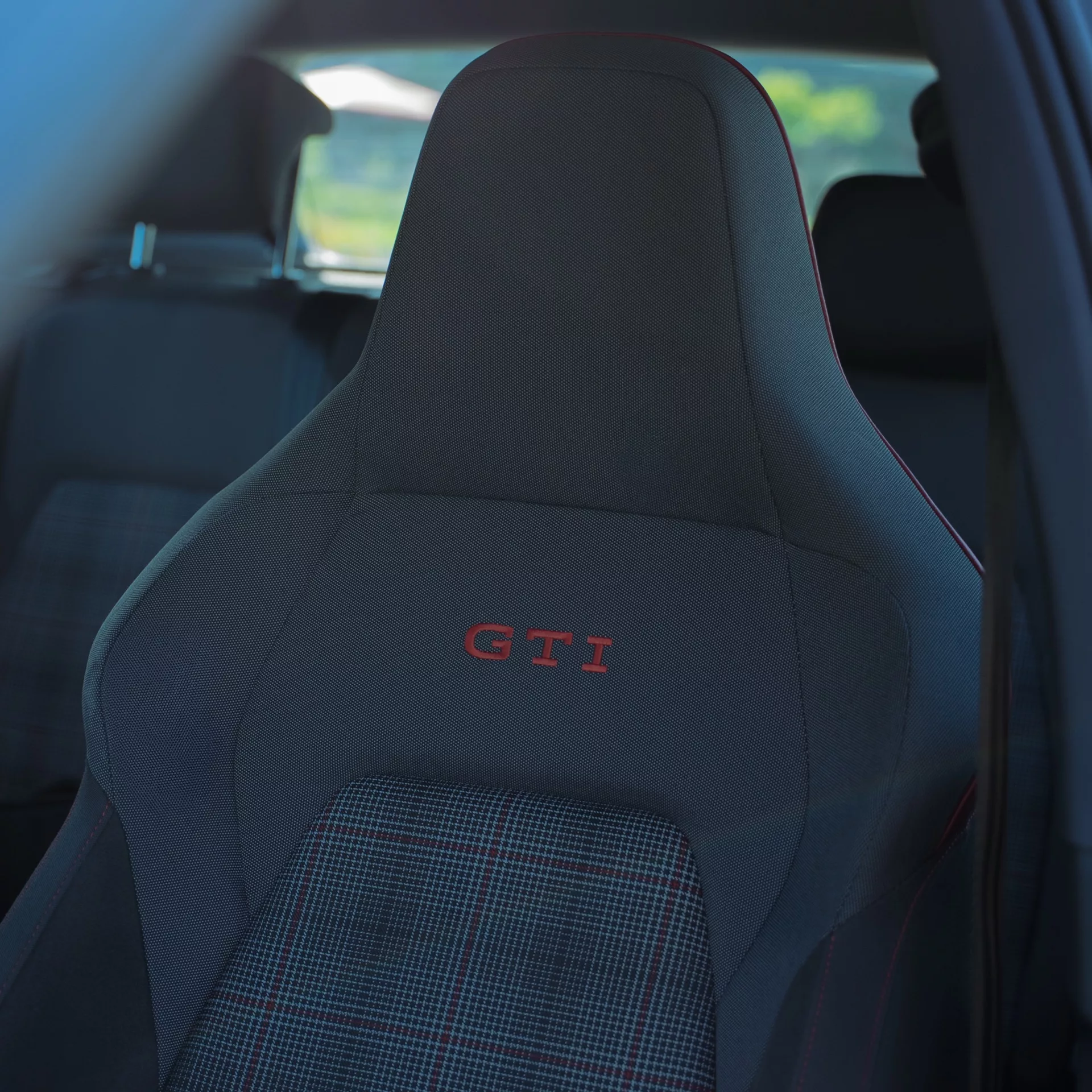 VW Golf 8 GTI Innenraum mit Sportsitz mieten