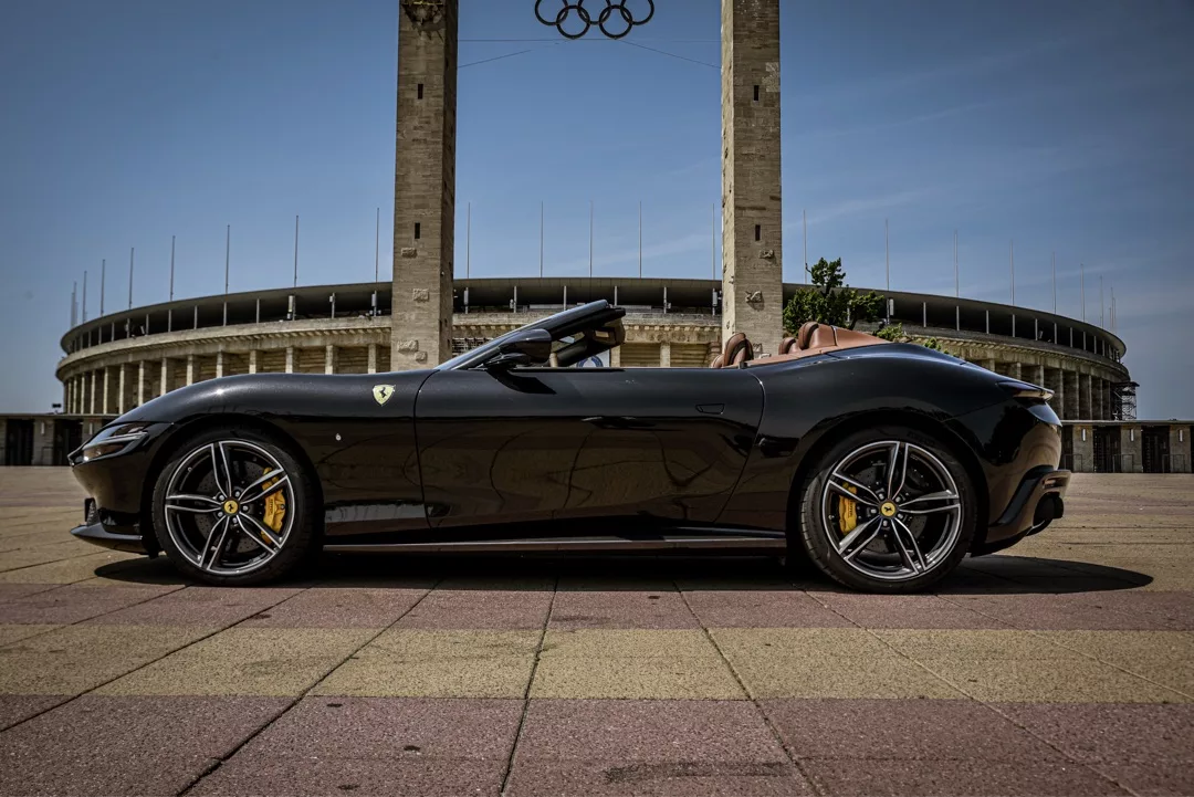 Ferrari Roma Spider 2025 in Schwarz von der Seite mieten.